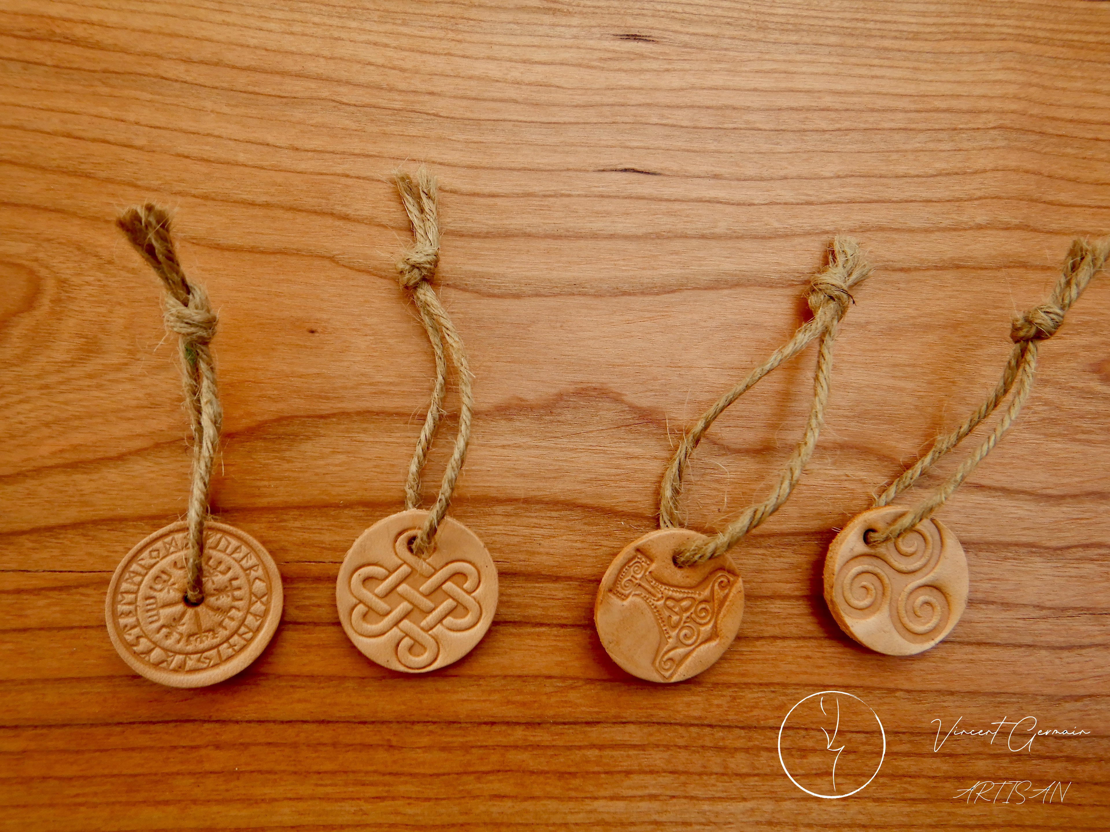 En ordre - porte bonheur Vegvisir / Noeud magique Chinois / Mjolnir / Triskelion 