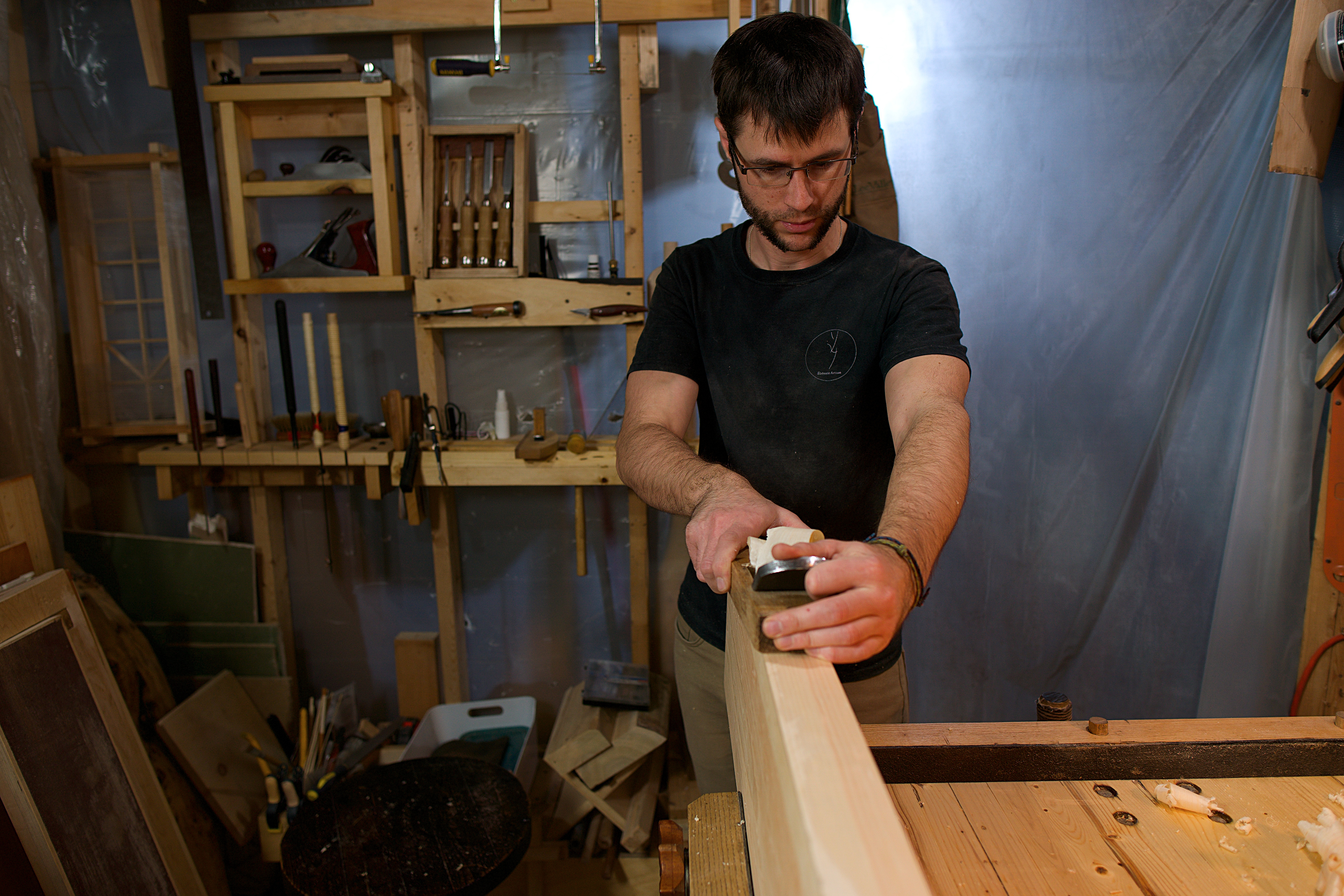 Vincent Germain à l'oeuvre dans son atelier