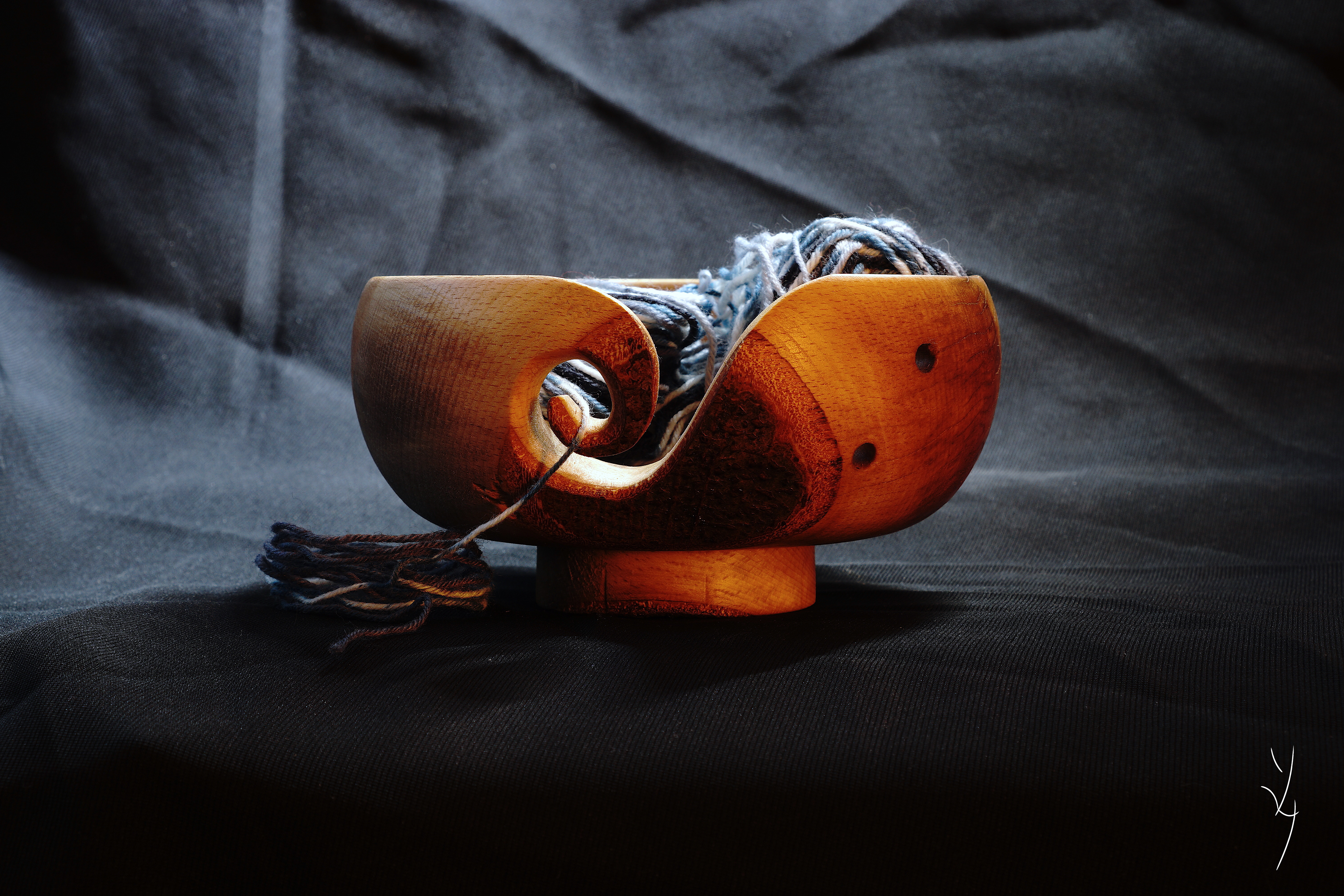 Petit bol à tricot en essence Hêtre (comportant un exemple d'une petite balle de laine)