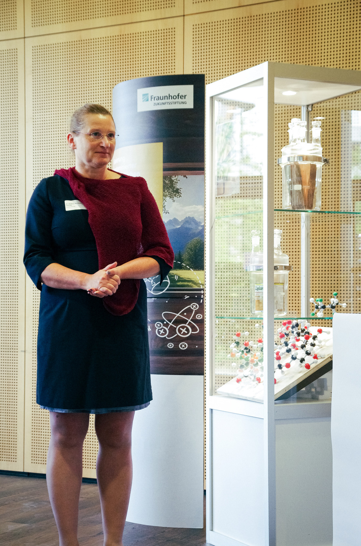 Die Projektleiterin von »CycloPlasma« erläutert eine Technologie zur nachhaltigen Dekontamination von Holzoerflächen