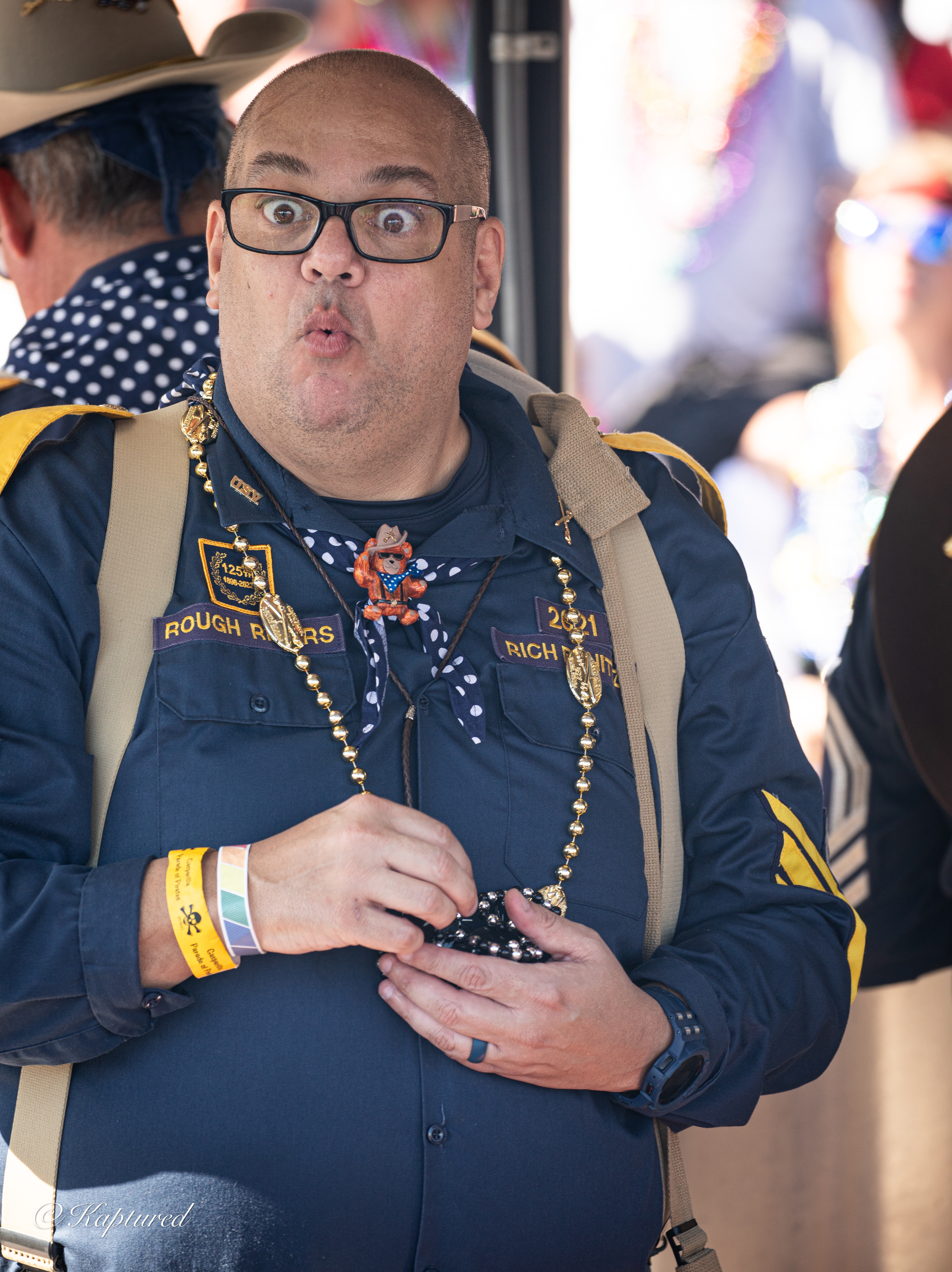When your bead-throwing game reaches a whole new level of unexpected accuracy, and the shock is pure priceless comedy! ðēðŊð