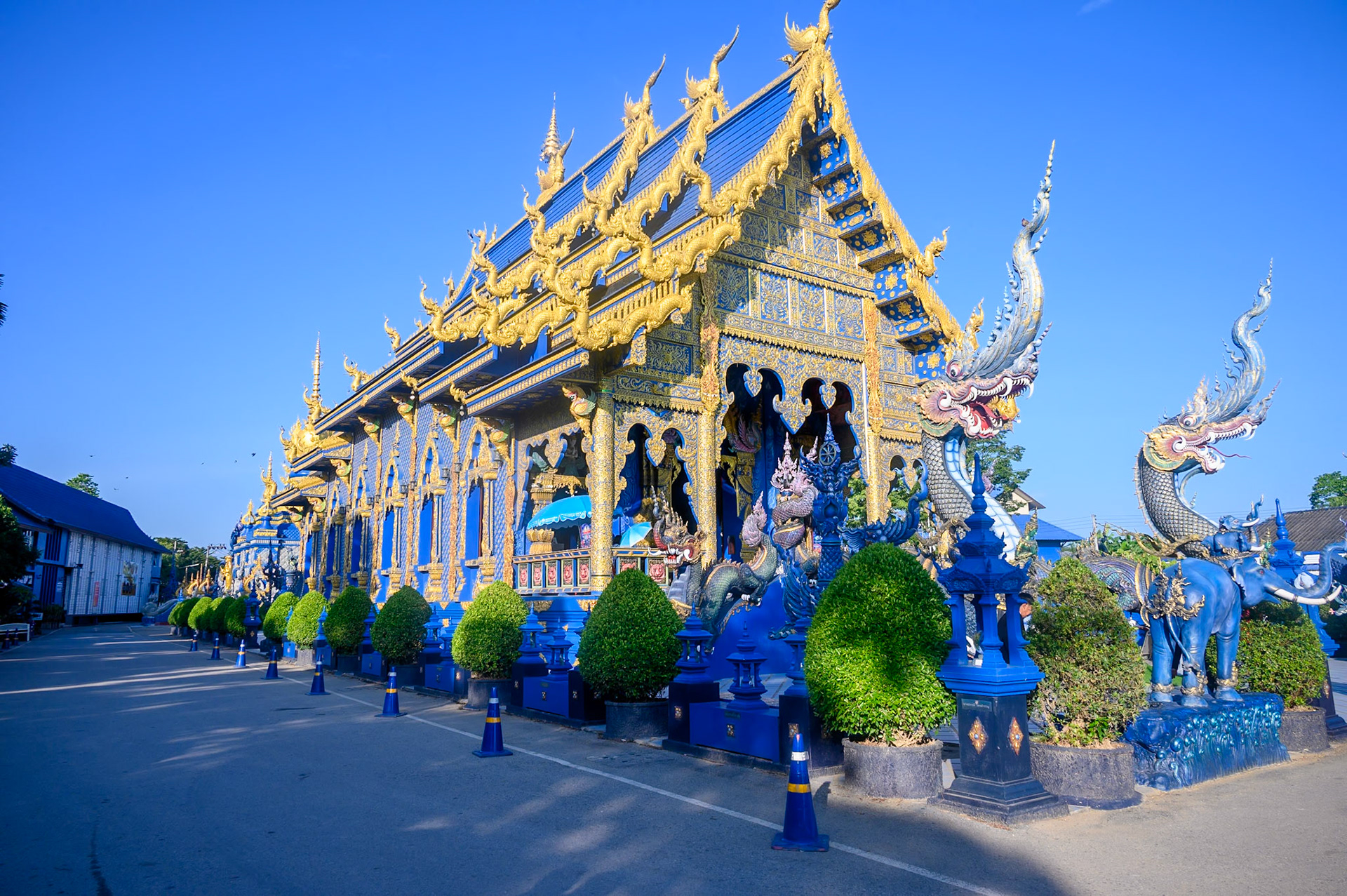 Temple Bleu – Wat Rong Suea Ten - Temple bouddhiste moderne monumental