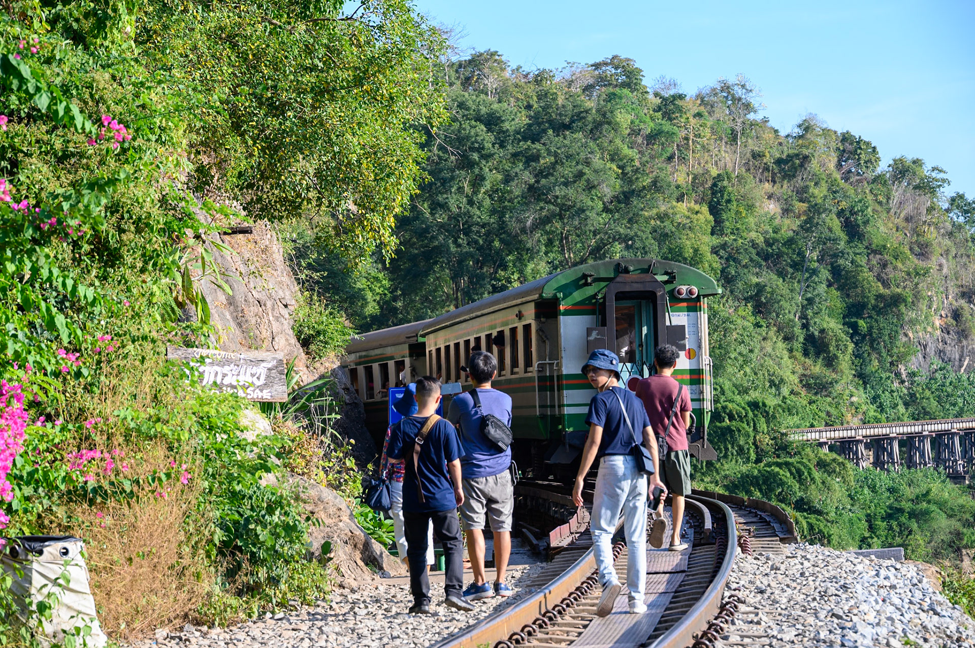 Ballade dans un petit train le long de la rivière Kway. (Gare de Nam Tok à la gare de Tham Krasae ??)
