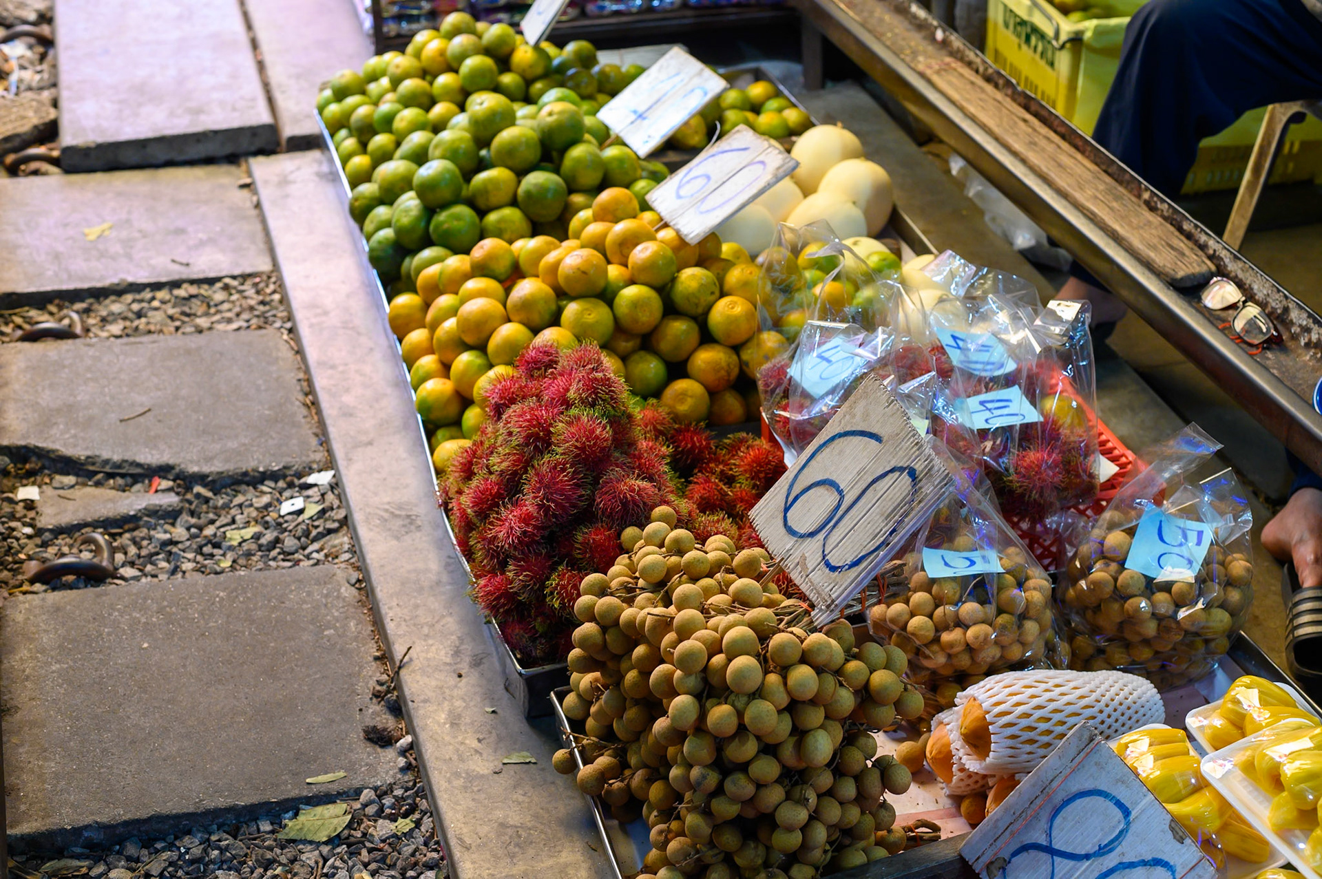 Marché sur les voies de Mae Klong