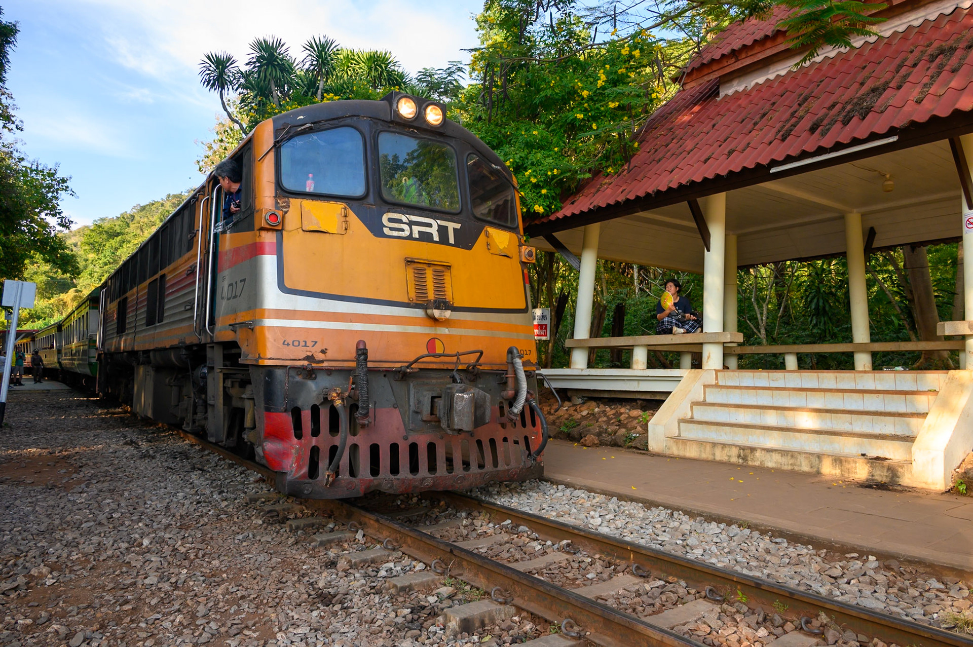 Ballade dans un petit train le long de la rivière Kway. (Gare de Nam Tok à la gare de Tham Krasae ??)