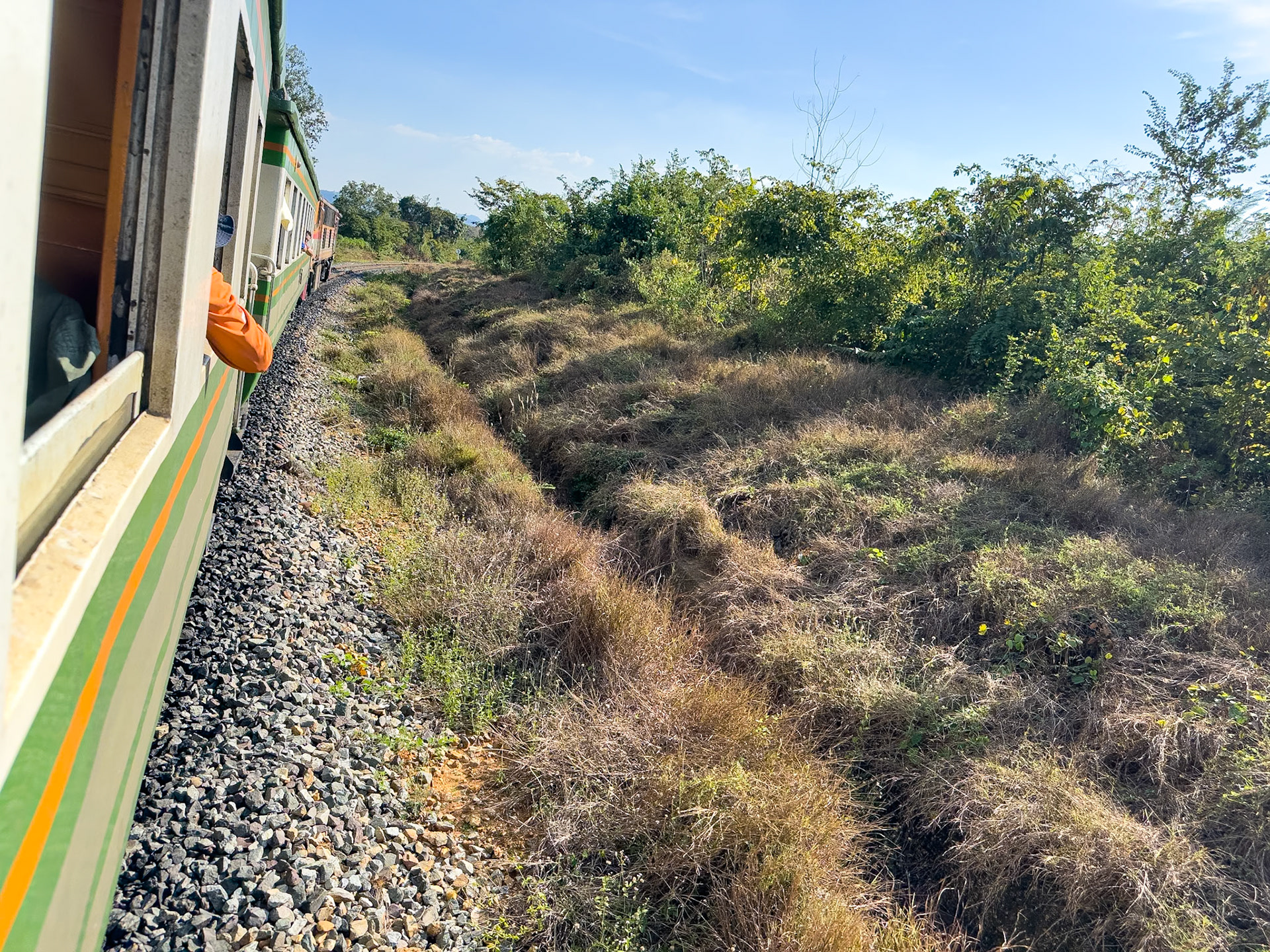 Ballade dans un petit train le long de la rivière Kway. (Gare de Nam Tok à la gare de Tham Krasae ??)
