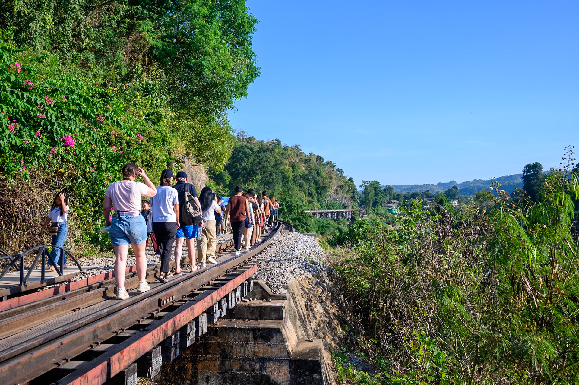Ballade dans un petit train le long de la rivière Kway. (Gare de Nam Tok à la gare de Tham Krasae ??)