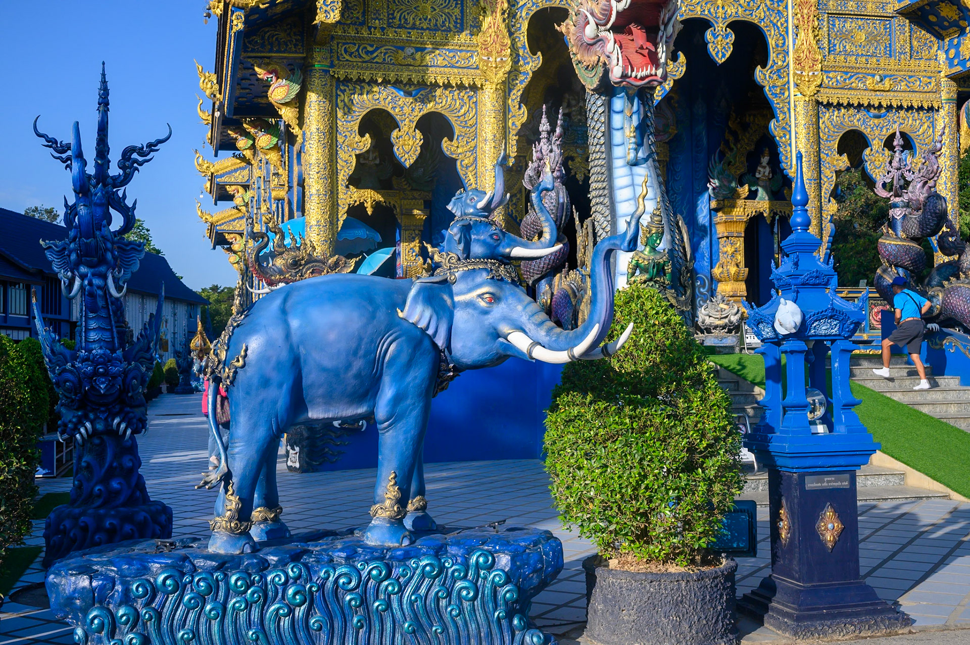 Temple Bleu – Wat Rong Suea Ten