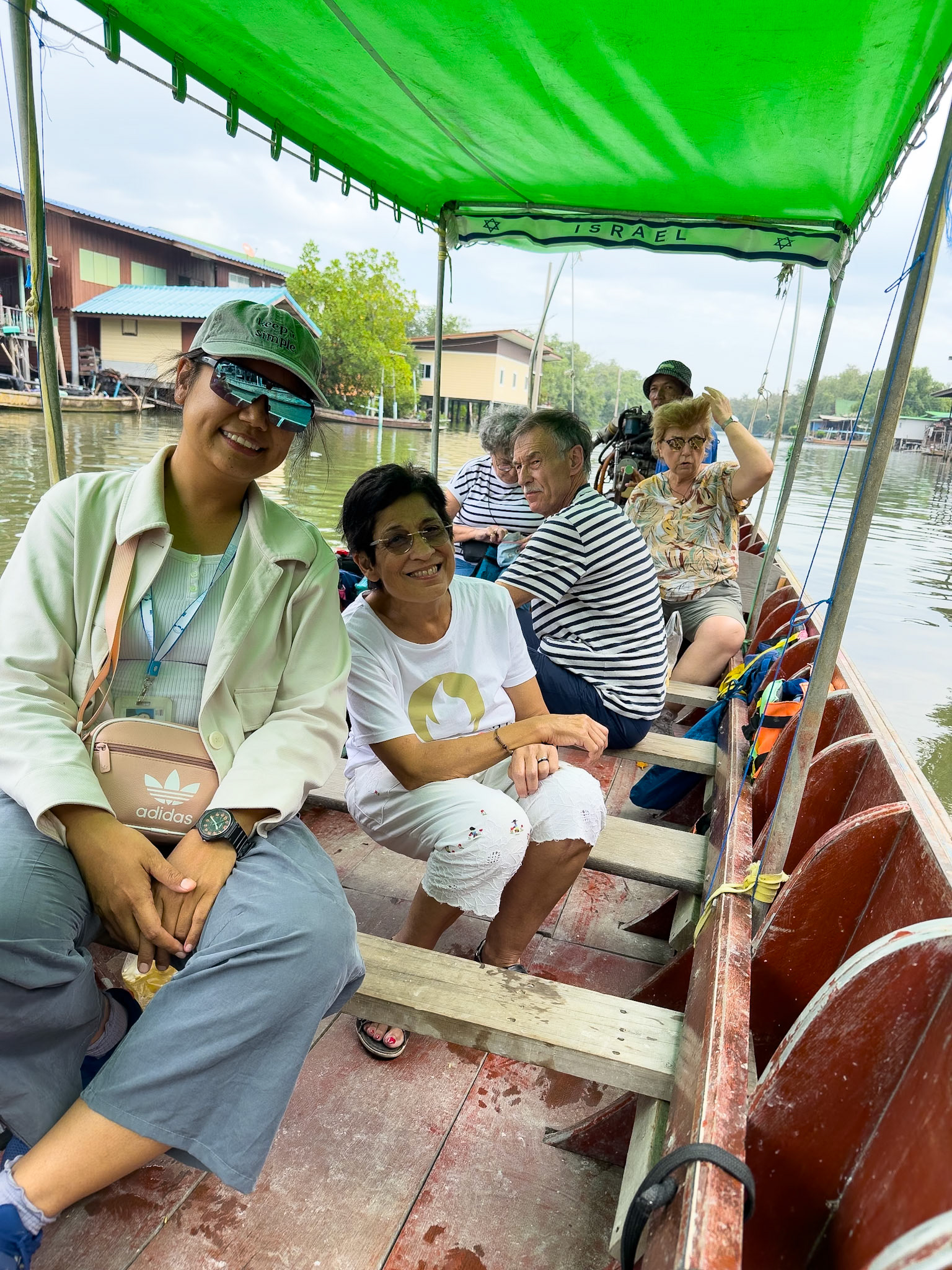 En route pour aller voir les macaques dans la mangrove, le long de la rivière Khon.