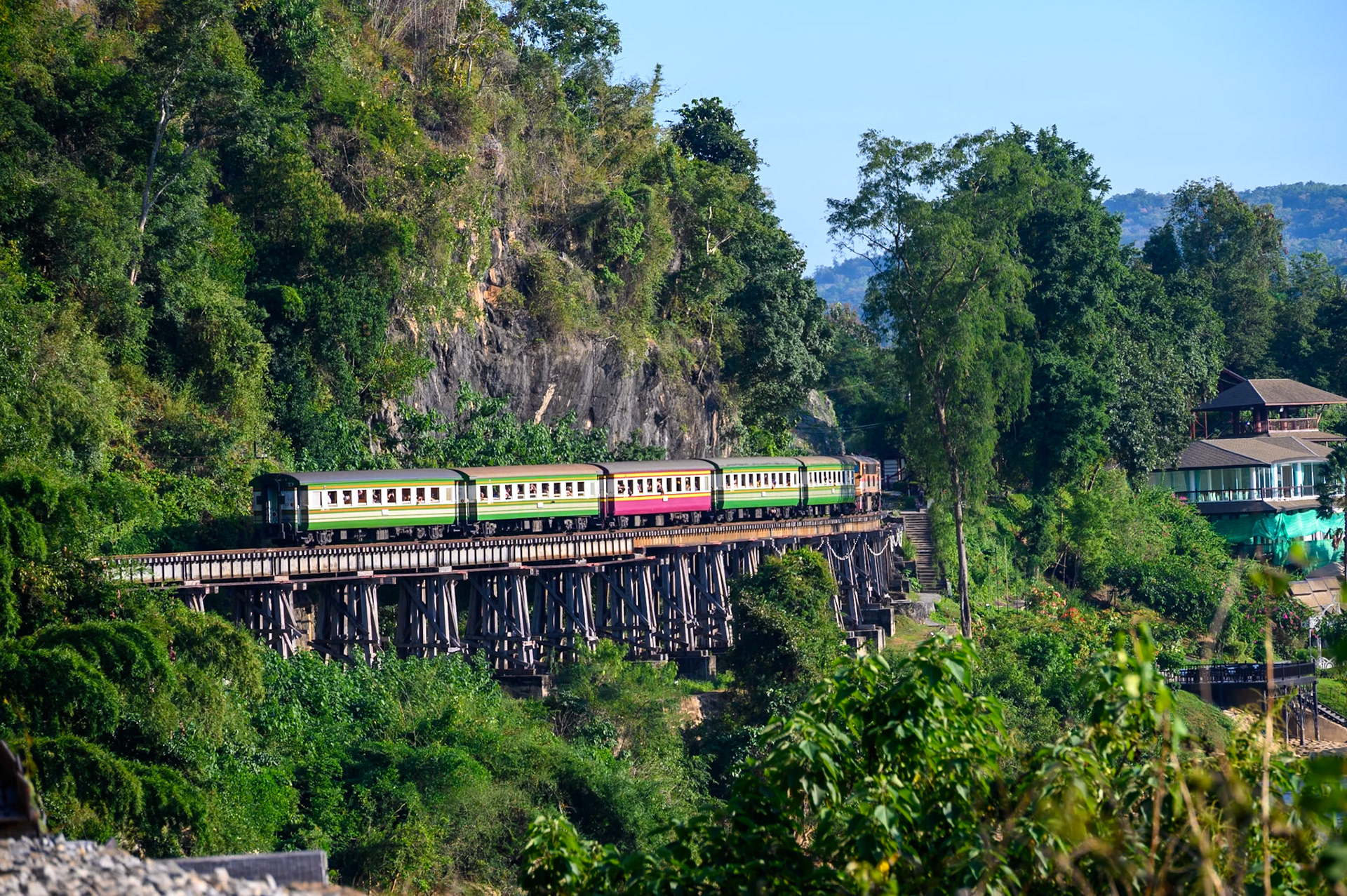 Ballade dans un petit train le long de la rivière Kway. (Gare de Nam Tok à la gare de Tham Krasae ??)