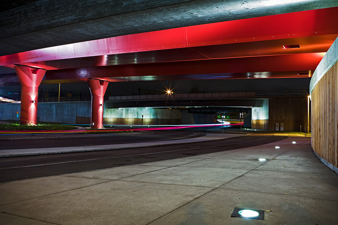Pedestrian and cycle path under the Partihallsförbindelsen in Gothenburg. The Partihallsförbindelsen is also called the ‘Red Snake’.