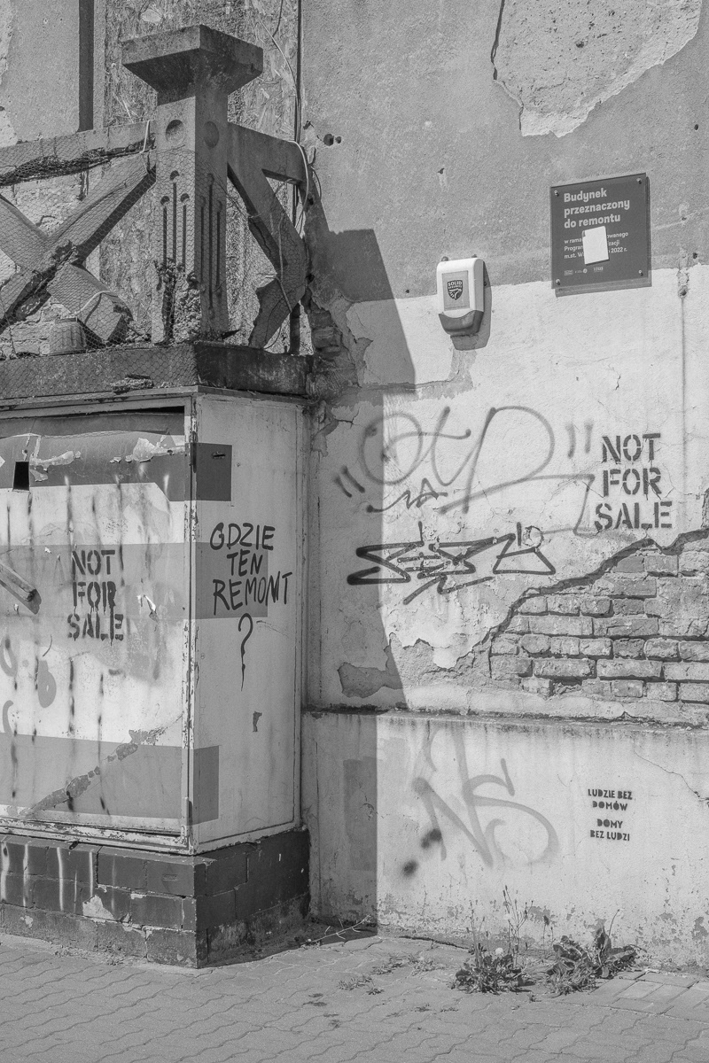 Upper right: "Building to be renovated"; Left: "Where's the renovation?"; Bottom right: "People without homes, homes without people"