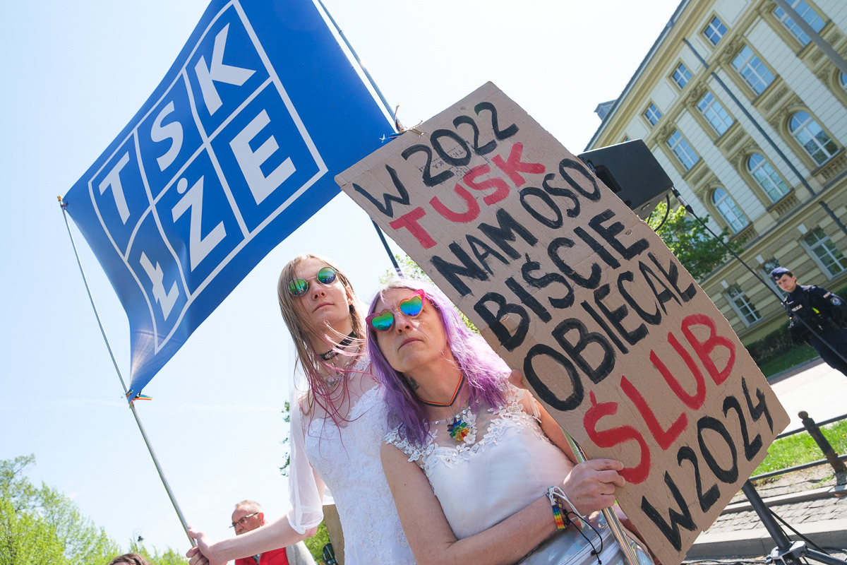 "Tusk lies" (left); "In 2022 Tusk personally promised us marriage in 2024" (right)