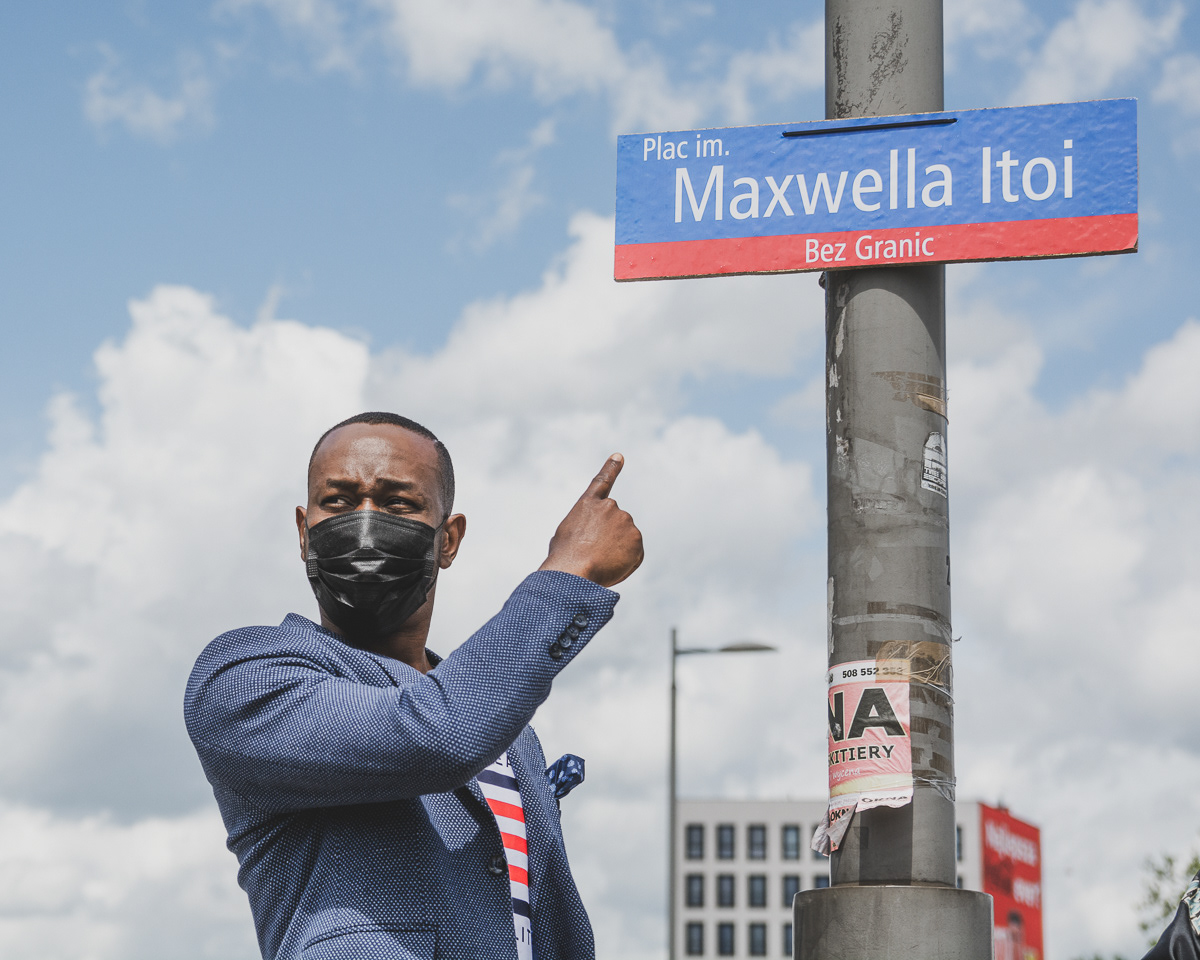 "Maxwell Itoya Square, city district: without borders"