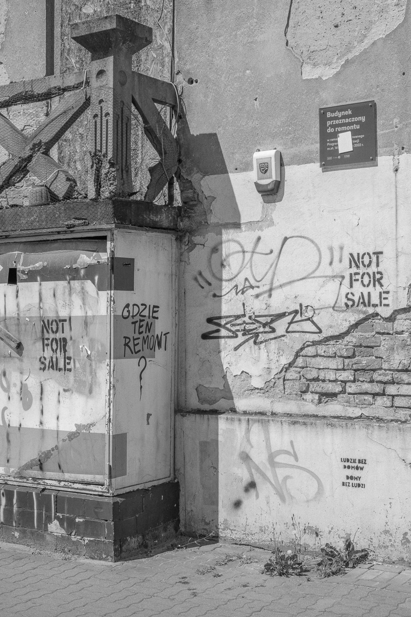 Upper right: "Building to be renovated"; Left: "Where's the renovation?"; Bottom right: "People without homes, homes without people"