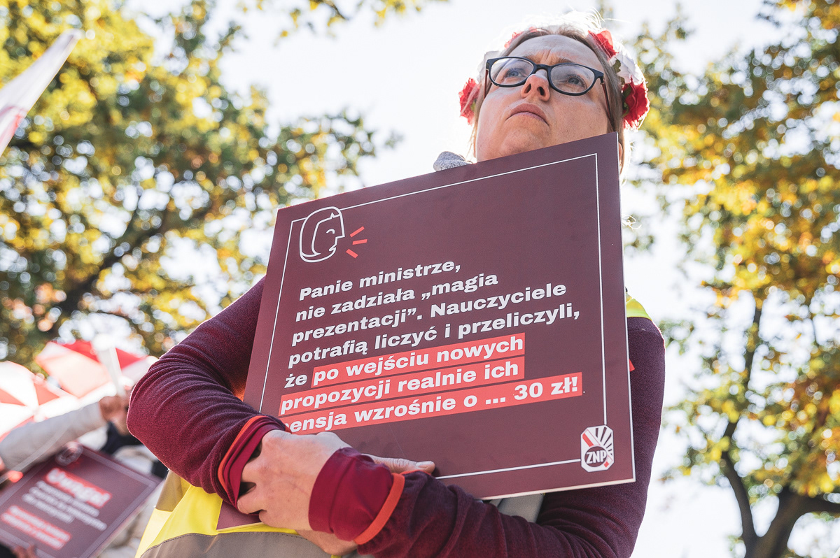 "Dear Mr. Minister [of Education], the magic of presentation won't work. Teachers are able to count and they counted that after the proposed reforms take effect, their real wages will increase by... 30 PLN!"