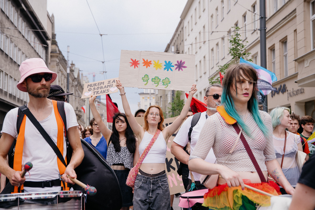 "Standing firmly with trans persons"; the symbols on the sign to the right correspond to "fuck PSL", or the Polish Peasant Party, a conservative political party in the ruling coalition known for blocking pro-LGBTQ+ legislation