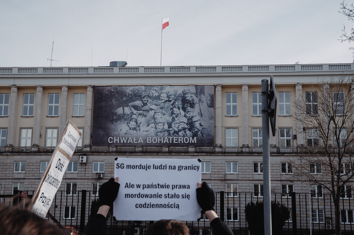Above: "Glory to the heroes"; Below: "Border Guards murder people on the border, in a country under the rule of law murder has become an everyday occurrence"