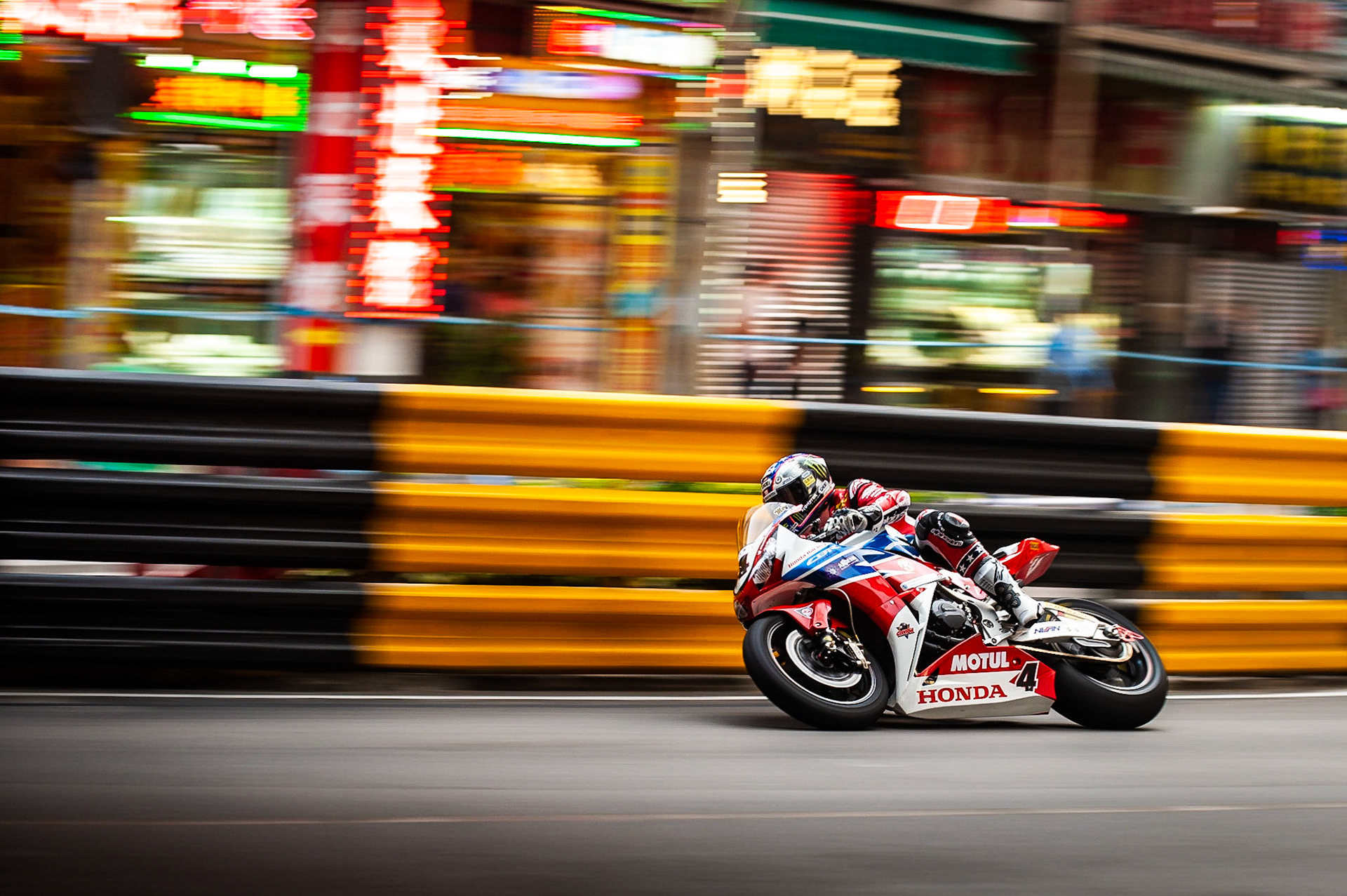John McGuinness (Honda Racing) at the 2015 Macau Motorcycle Grand Prix. Image by Tony Goldsmith.