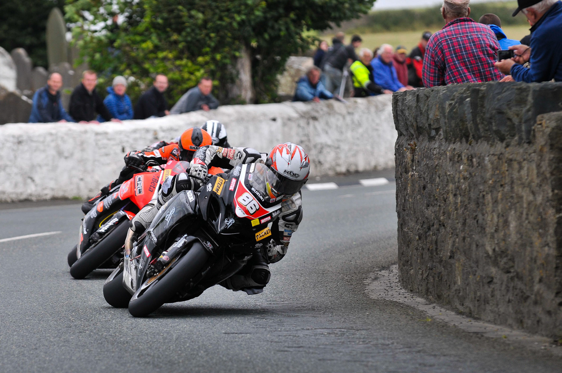 Cameron Donald leads Ryan Farquhar and Michael Dunlop through Church Bends in 2010.