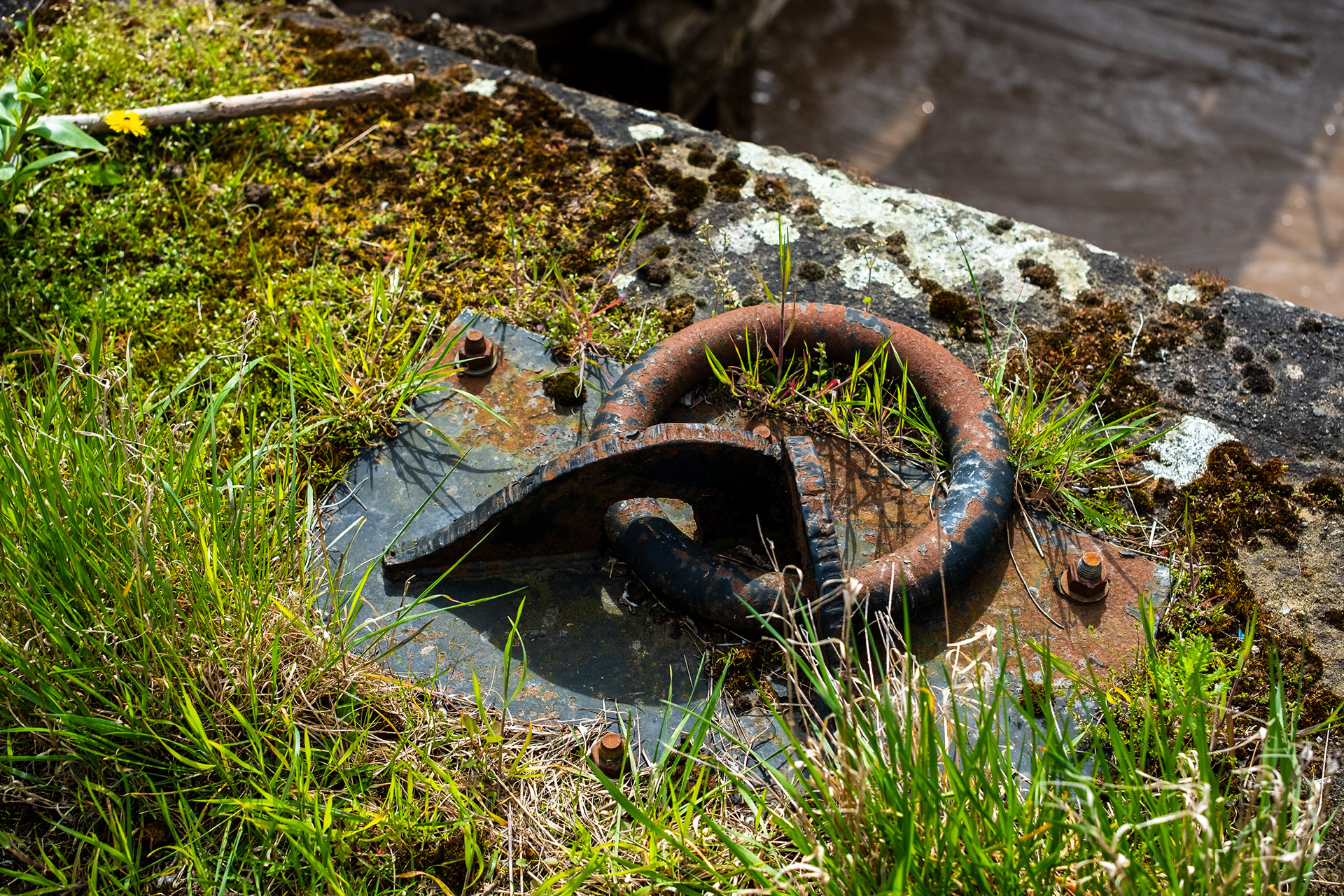Ref: River_Hull_20230425_0043. Bollards and associated mooring aids situated at the south end of the River Hull, Kingston Upon Hull, East Yorkshire, United Kingdom, 25 April 2023.