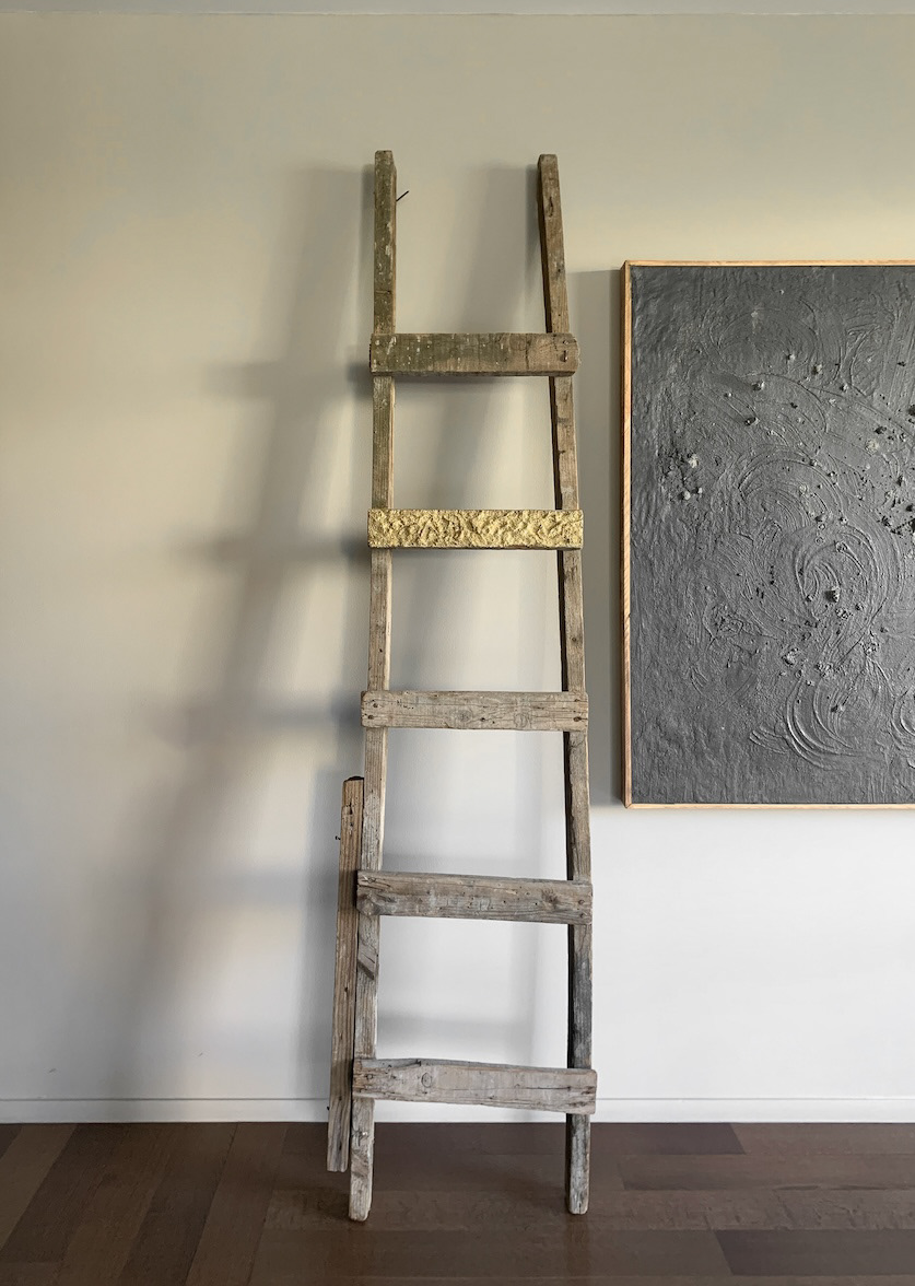 Escalera de Lujos, 2021. 227 x 53 x 13 cm
