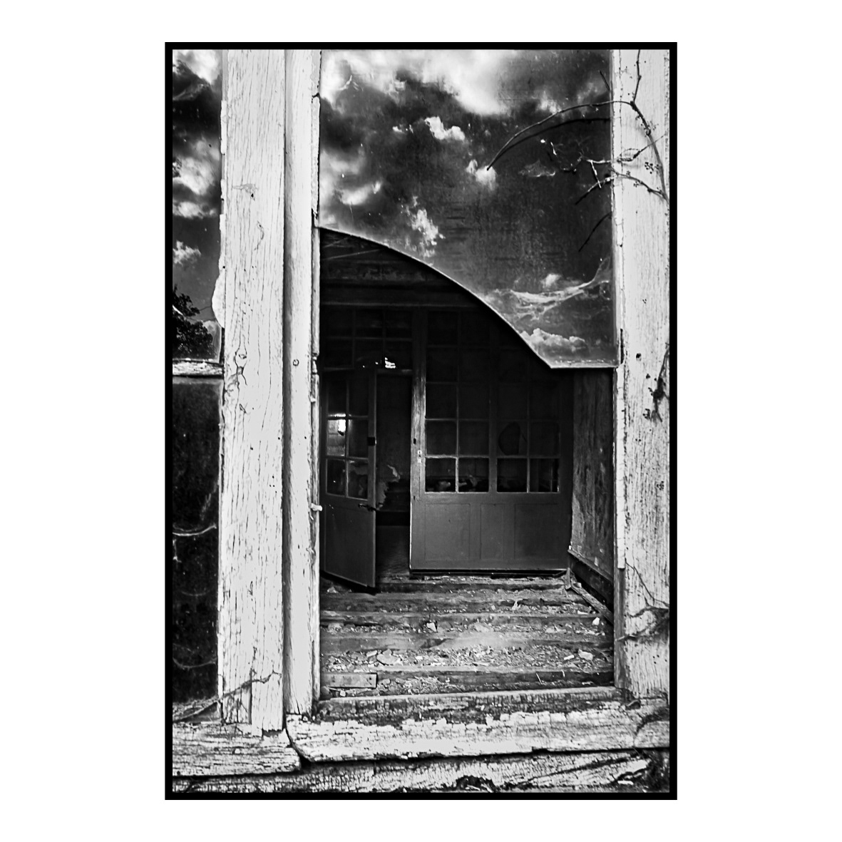 5. Vitre brisée (avril 2017) … du temps à perdre ! Histoire d’un double hasard, celle d’une prise de vue inopinée et la récupération in-extremis de l’image réalisée. Au détour d’une promenade à Beaulieu-en Argonne, j’aperçois une maison en travaux avec cette vitre brisée. Je réalise quelques clichés en m’en approchant, jusqu’à finir par photographier l’intérieur de la demeure. Dès mon retour, je visualise les clichés et constate avec effroi que la plupart des images sont inexploitables suite à un mauvais réglage de lumière sur mon boîtier. Déçu, je ne les efface cependant pas et reviens dessus quelques jours plus tard à un moment où j’avais du temps à perdre. Je charge la première image et, cette photographie étant définitivement perdue à mes yeux, je m’amuse à déplacer les curseurs dans leurs extrémités et de ce fait pousser l’image dans ces derniers retranchements. Et là, miracle ! Des nuages se dessinent sur la vitre, de l’obscurité surgit une porte qui dissimule en partie une ancienne cheminée en pierre. Je m’empresse de sauvegarder le résultat et d’en faire un tirage. Cette image, devenue en quelque sorte fétiche, a jusqu’alors trouvé sa place dans chacune de mes expositions.