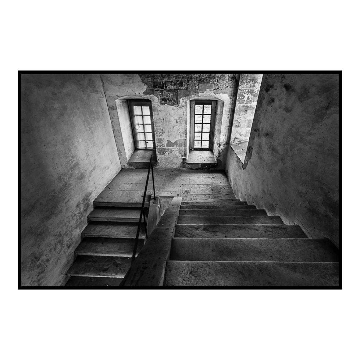9. Escaliers à JOVILLIERS (novembre 2017) … hasard d’une rencontre. C’est après avoir réalisé une série d’images d’une autre abbaye de l’Ordre des Prémontrés, que je découvre sur internet l’existence de celle de JOVILLIERS située à quelques kilomètres de chez moi. Quelques jours plus tard, je décide donc de me rendre sur place afin de découvrir le site. Une fois arrivé dans la cour de l’abbaye, je croise un véhicule et la personne qui se trouve à son bord m’interpelle et après quelques échanges me propose de me faire visiter le lieu. Il s’agit de Mme DELAÎTRE propriétaire des lieux. La grande porte en bois à peine ouverte, je pénètre dans le cloître et immédiatement la magie du lieu opère. Rendez-vous est ensuite pris pour effectuer une série de prises de vue dont est tirée cette photographie.