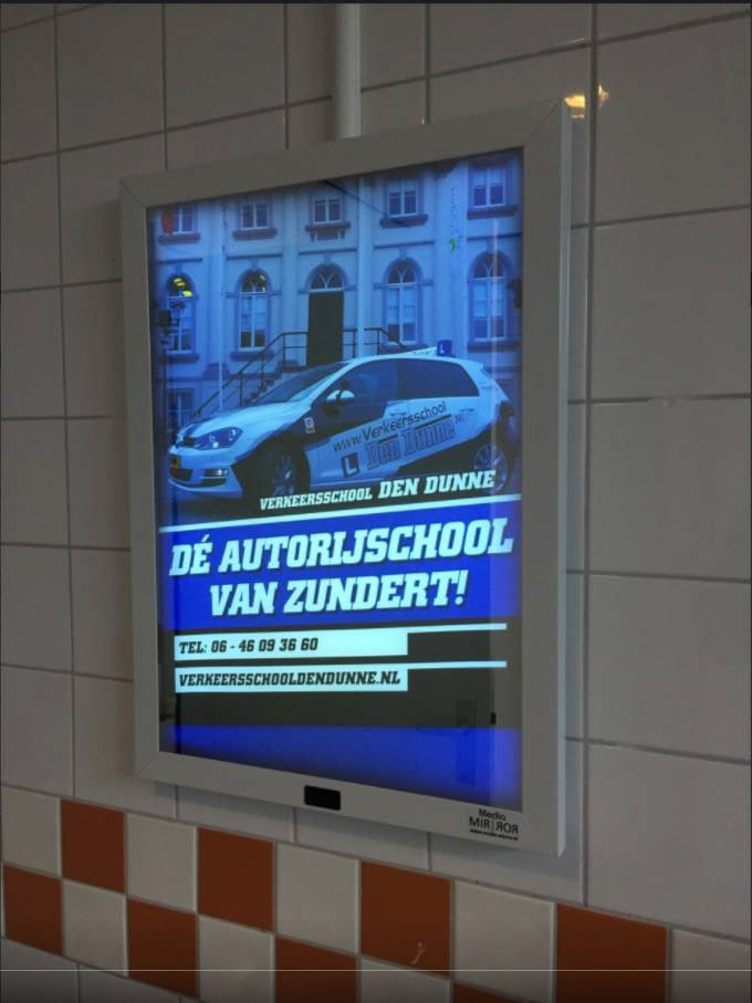 Reclame-uiting verkeersschool den Dunne. Media Mirror.