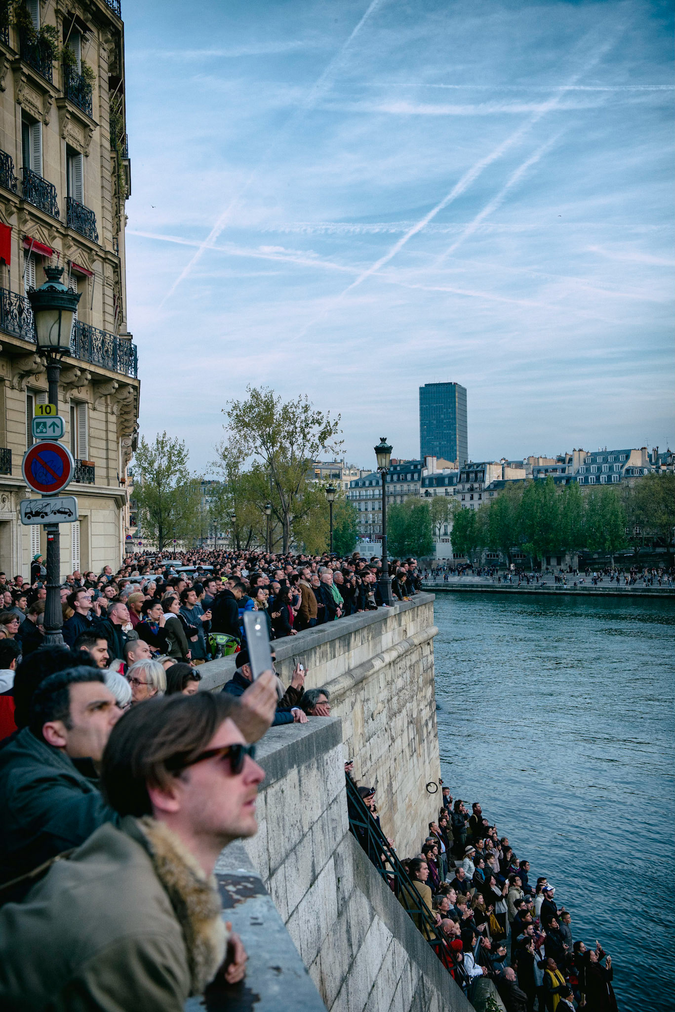 Incendie de la cathédrale Notre-Dame de Paris. Le feu a pris dans la toîture de l'édifice vers 18h50. 1 heure après le début de l'incendie la flèche s'effondrait. Les parisiens regardent stupéfait un symbole de leur ville partir en fumée. Paris, 15 avril 2019.