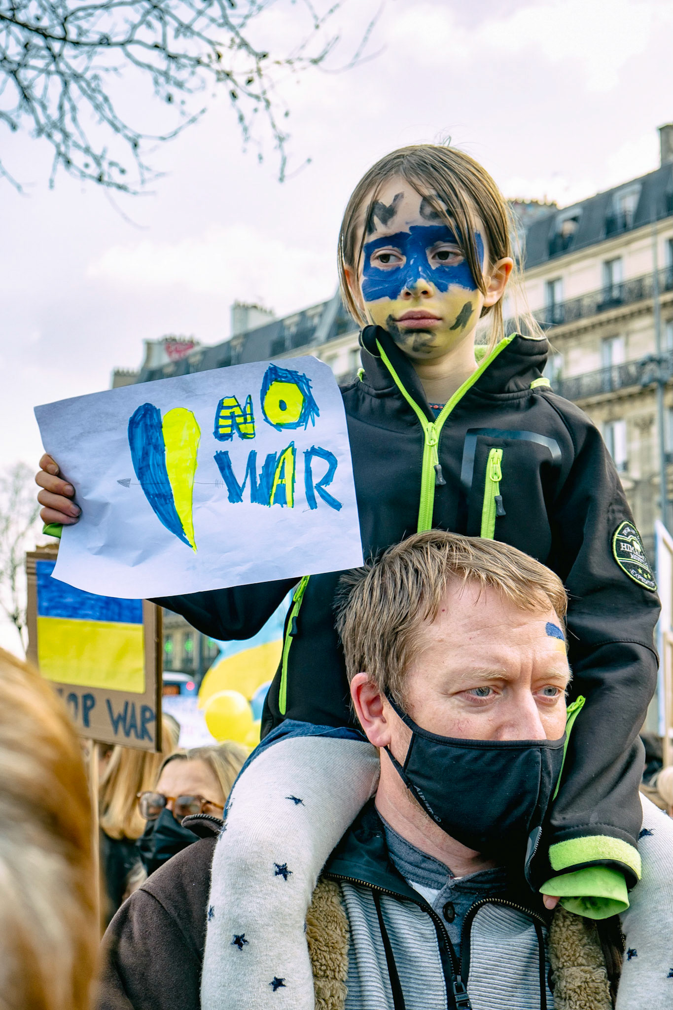 Plusieurs milliers de personnes se sont rassemblées samedi après-midi à Paris pour protester contre l'invasion de l'Ukraine par la Russie et dire "non à la guerre en Europe. Paris, 5 Mars 2022.
