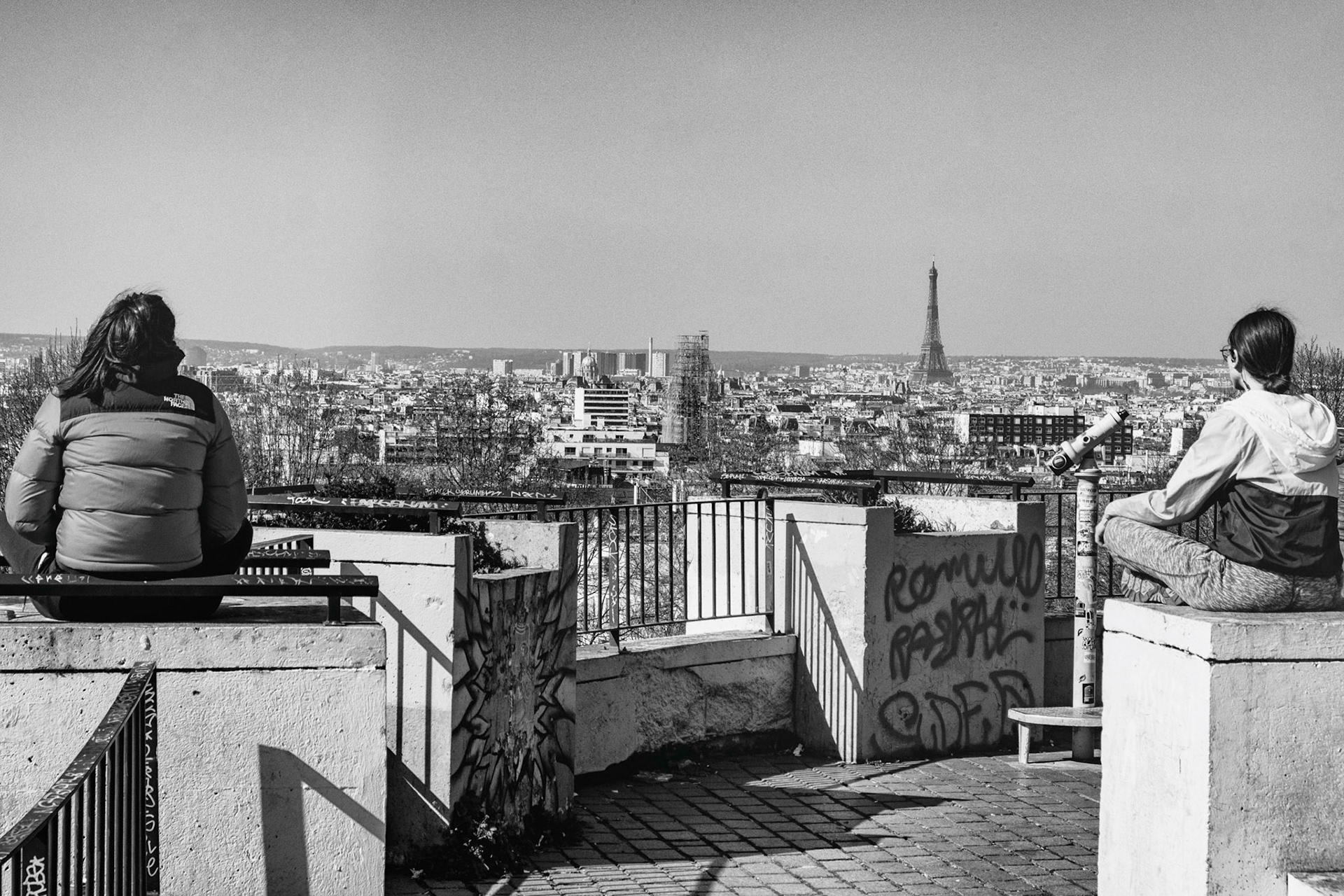 Jeudi 26 mars 2020. Prendre de la hauteur, laisser son regard retrouver l'horizon, regarder la ville silencieuse. Ce jeunes filles le font en gardant leur distance...C'est la nouvelle distanciation sociale.