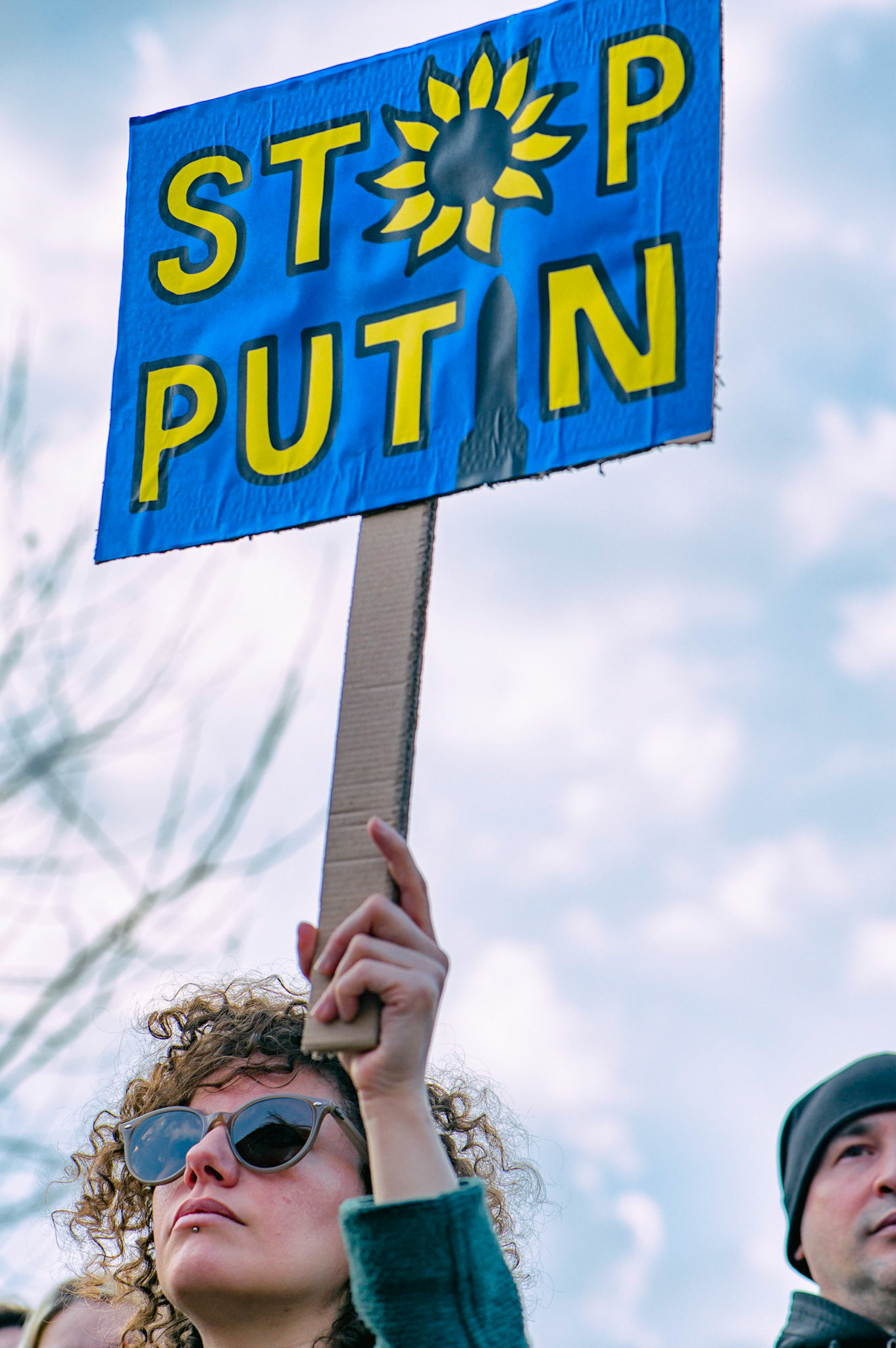 Plusieurs milliers de personnes se sont rassemblées samedi après-midi à Paris pour protester contre l'invasion de l'Ukraine par la Russie et dire "non à la guerre en Europe. Paris, 5 Mars 2022.