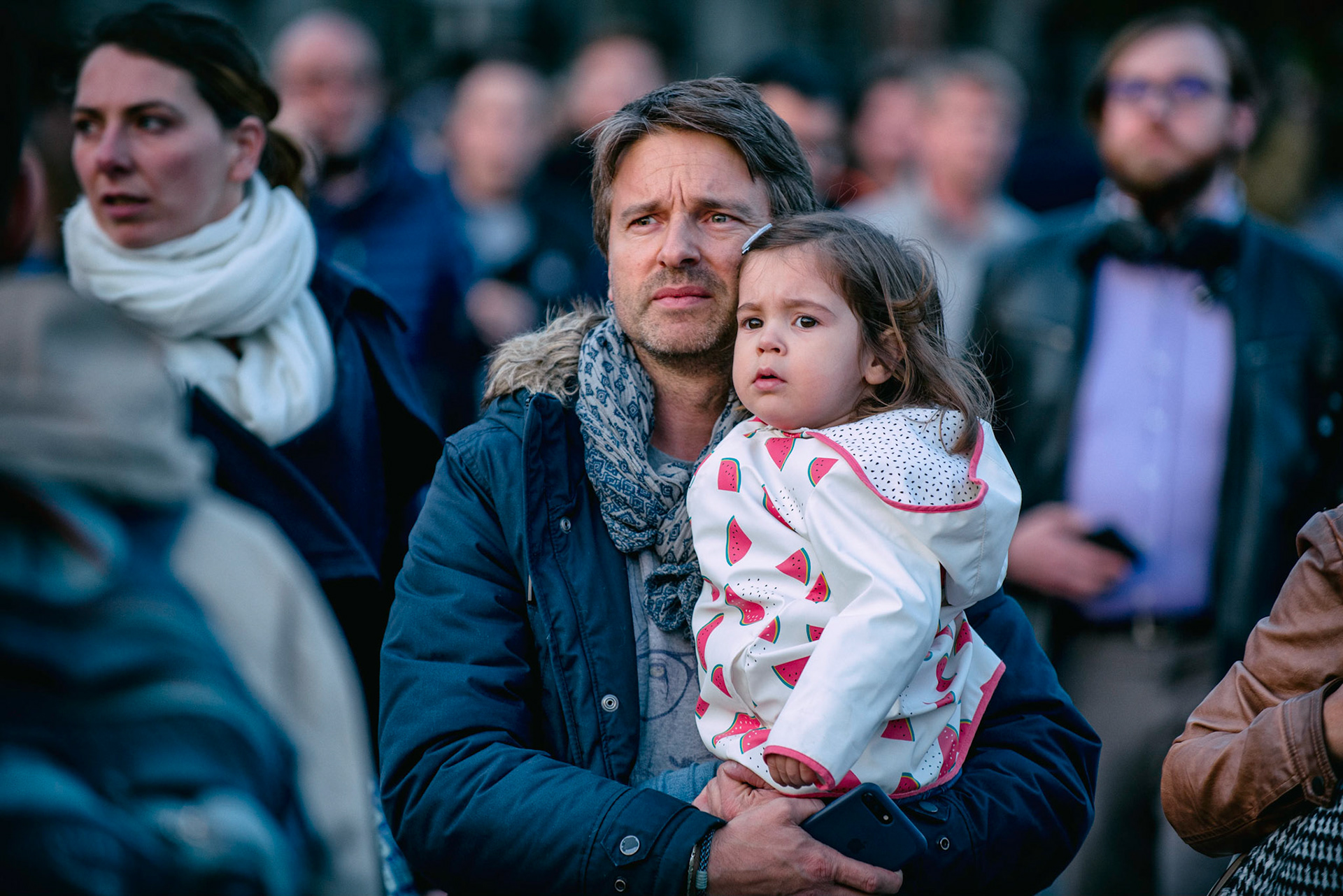 Incendie de la cathédrale Notre-Dame de Paris. Le feu a pris dans la toîture de l'édifice vers 18h50. 1 heure après le début de l'incendie la flèche s'effondrait. Les parisiens regardent stupéfait un symbole de leur ville partir en fumée. Paris, 15 avril 2019.