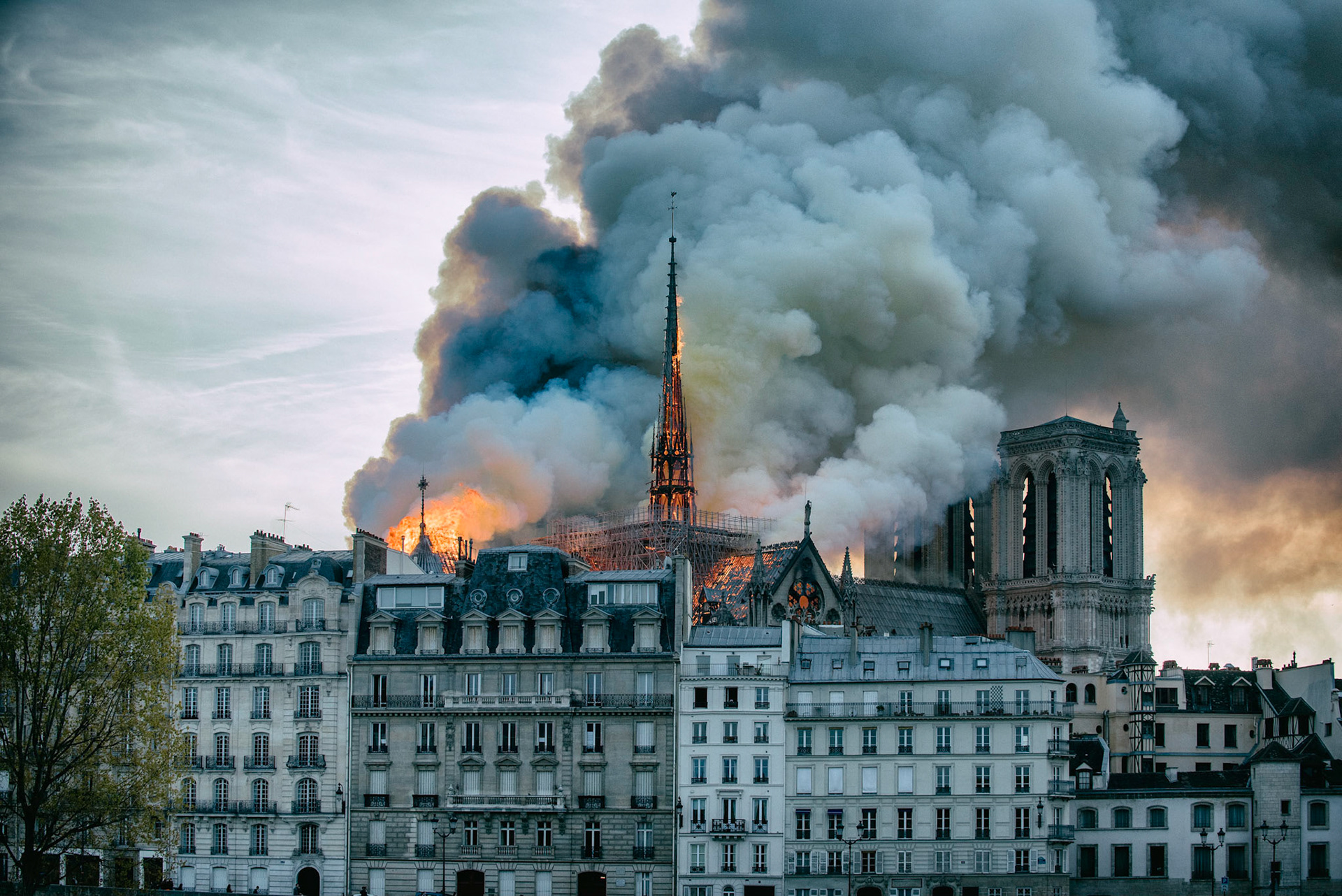 Incendie de la cathédrale Notre-Dame de Paris. Le feu a pris dans la toîture de l'édifice vers 18h50. 1 heure après le début de l'incendie la flèche s'effondrait. Les parisiens regardent stupéfait un symbole de leur ville partir en fumée. Paris, 15 avril 2019.
