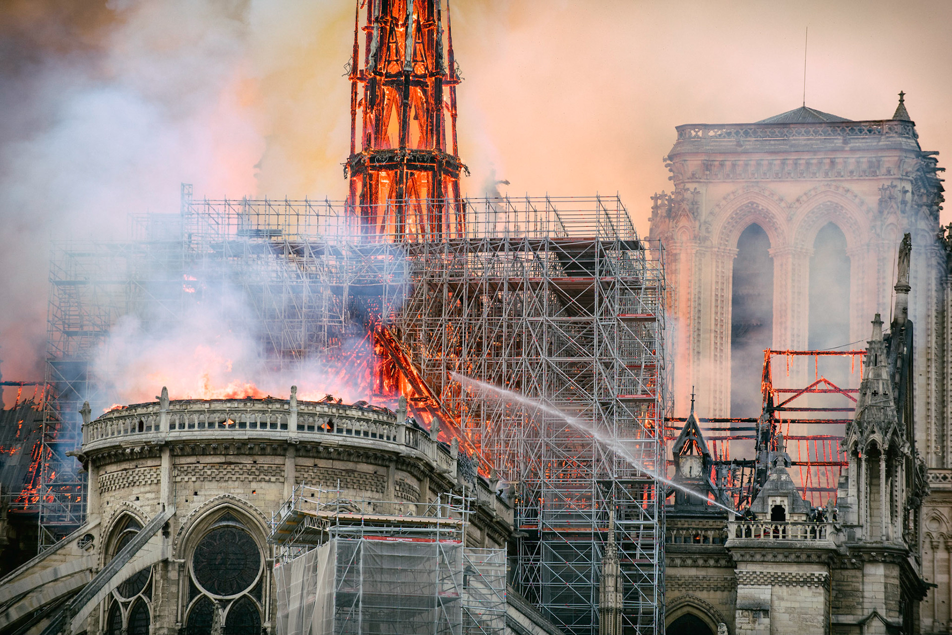 Incendie de la cathédrale Notre-Dame de Paris. Le feu a pris dans la toîture de l'édifice vers 18h50. 1 heure après le début de l'incendie la flèche s'effondrait. Les parisiens regardent stupéfait un symbole de leur ville partir en fumée. Paris, 15 avril 2019.