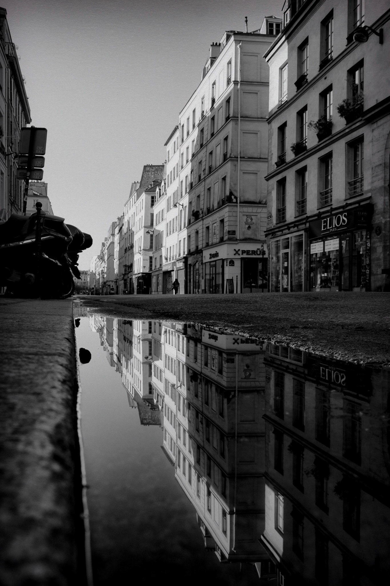 Ma rue est déserte, c'est un 15 août de six semaines. C'est à la fois beau et inquiétant. Quand le déconfinement aura lieu, il faudra un peu de temps pour se réhabituer à un nouveau "paysage sonore".