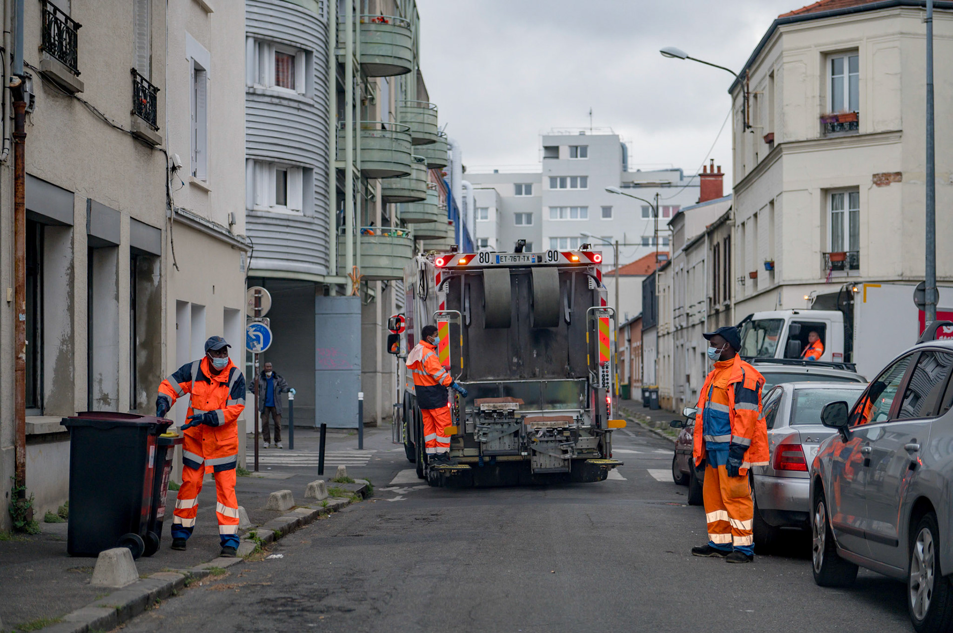 Collecte des ordures ménagères pendant le confinement avec une équipe Suez. Montreuil, 29 avril 2020.