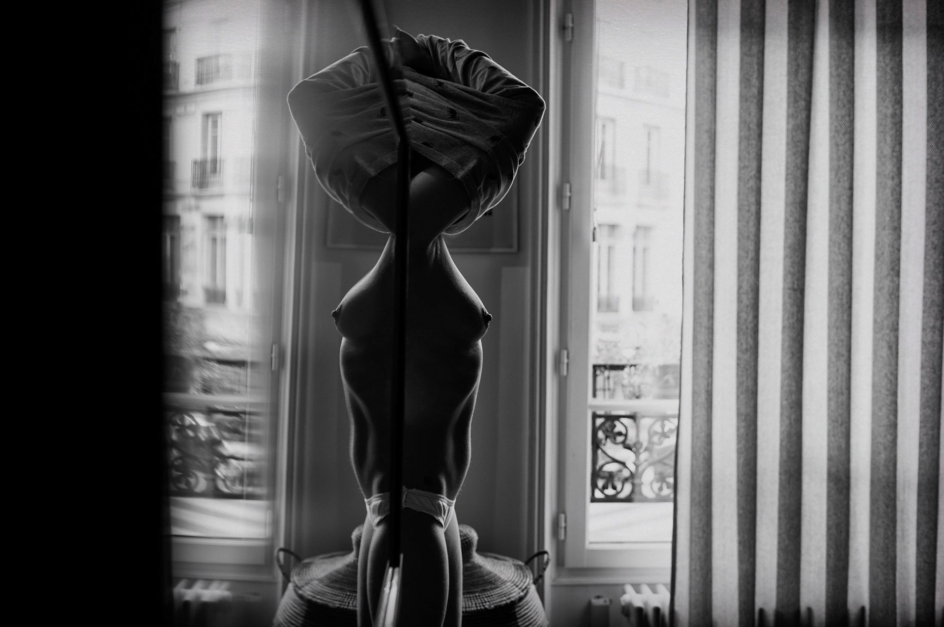 Dimanche 5 avril 2020. Le reflet de Mili dans la TV éteinte m'offre une photo inespérée.