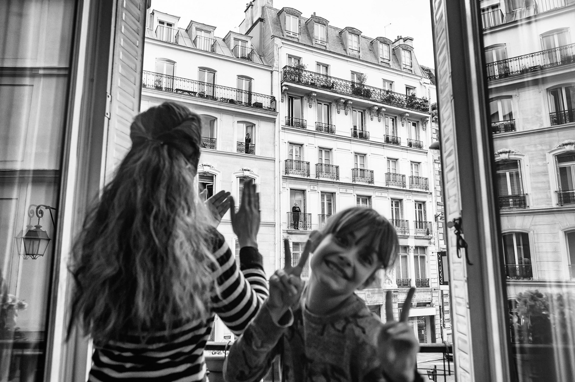 Jeudi 2 avril 2020. Le journal du dimanche me passe une commande pour photographier l'hommage aux soignants. C'est ma première commande depuis ma fenêtre.