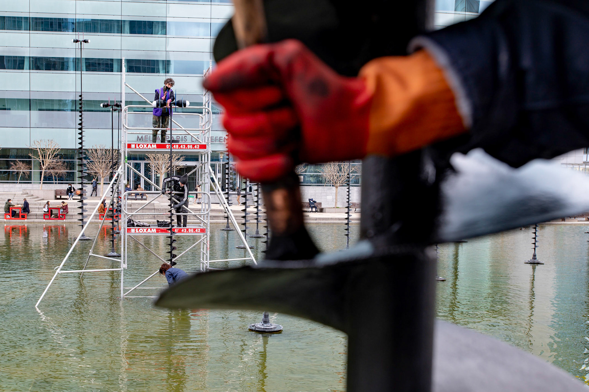 Entretien des oeuvres du bassin Takis par des conservateurs-restaurateurs sur l'esplanade de la DÈfense . Paris, 17 mars 2021.