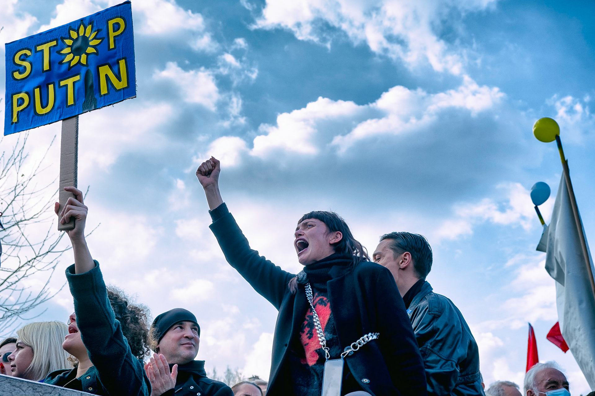 Plusieurs milliers de personnes se sont rassemblées samedi après-midi à Paris pour protester contre l'invasion de l'Ukraine par la Russie et dire "non à la guerre en Europe. Paris, 5 Mars 2022.