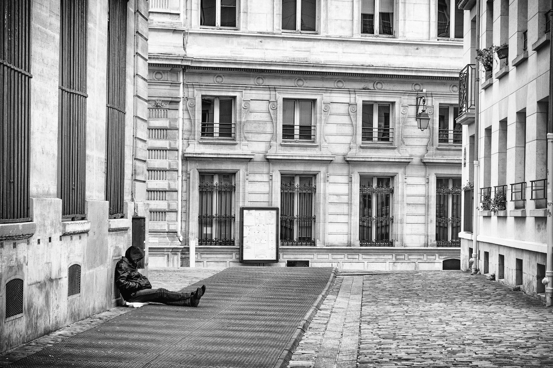 Dimanche 29 mars 2020. Les silhouettes fantomatiques des sans-abri dans les rues désertes de la capitale. Cette crise sanitaire a plongé ces hommes et ces femmes de l'ombre dans une précarité encore plus grande.