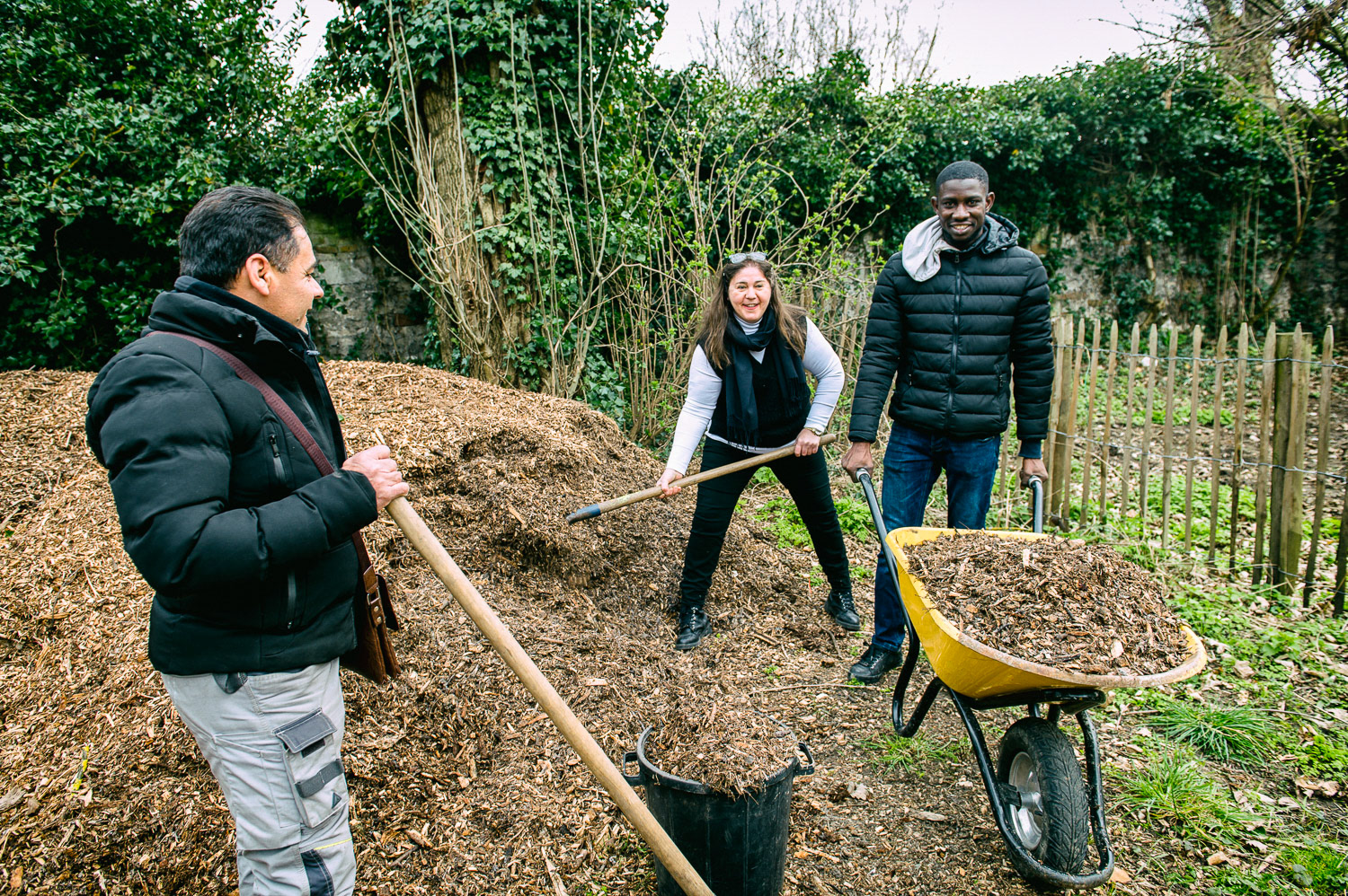 La pépinière de Montreuil est un espace où Est Ensemble accompagne la pousse de jeunes arbres pendant 6 années. Au total, 2 000 plantations prévues. Entre 1 500 et 1 800 de ces petits arbres seront ensuite replantés à l’automne 2026 pour végétaliser les rues de Montreuil et d’Est Ensemble. Depuis son lancement à l’automne 2021, les habitants sont invités à participer à la plantation de ces jeunes pousses via les chantiers participatifs organisés par Est Ensemble. Montreuil 2 mars 2022.