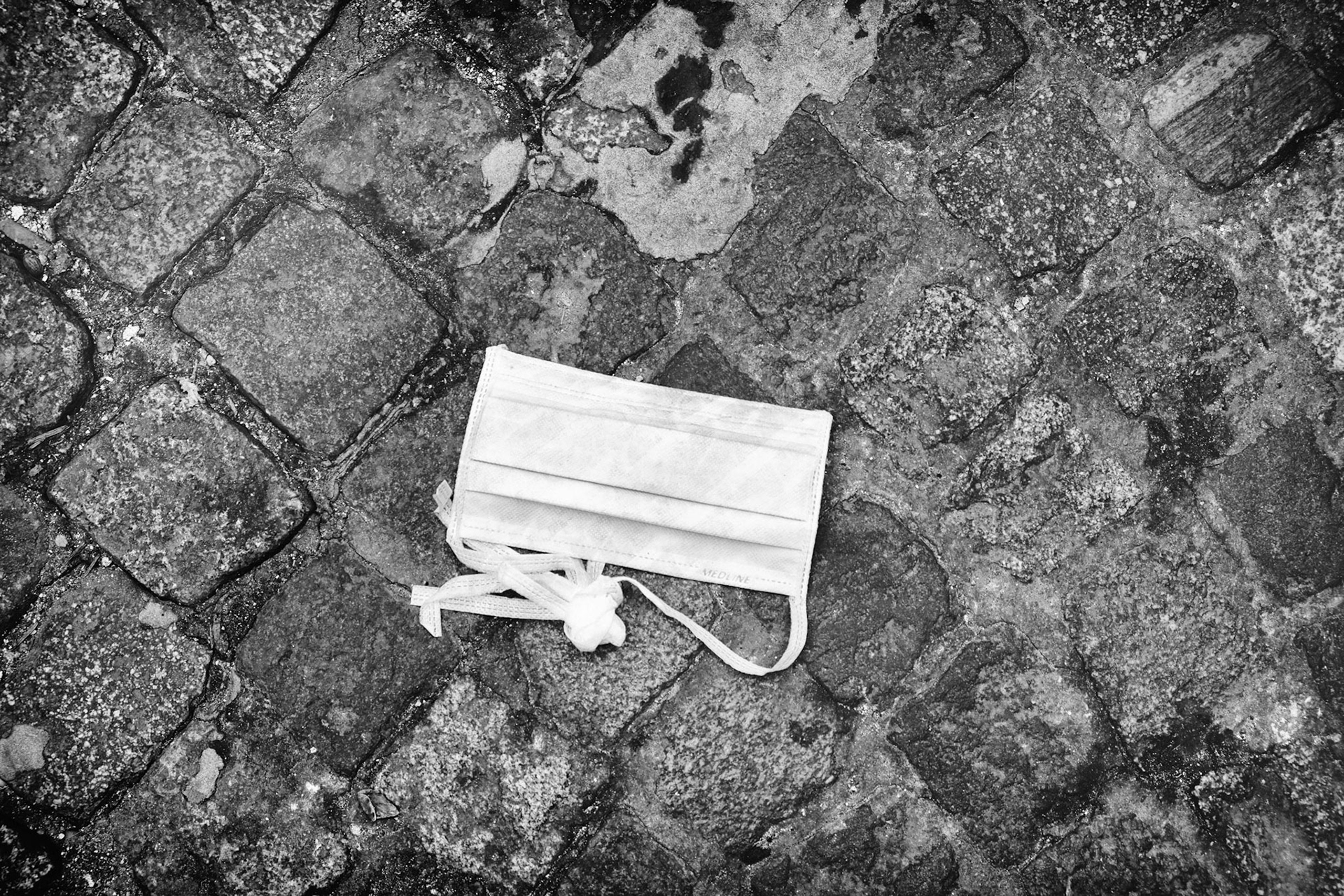 Samedi 21 mars 2020. La France souffre du manque de masques. Les personnels soignant et tous les autres qui continue de travailler en manque. Pourtant je vois de plus en plus de masques dans la rue.