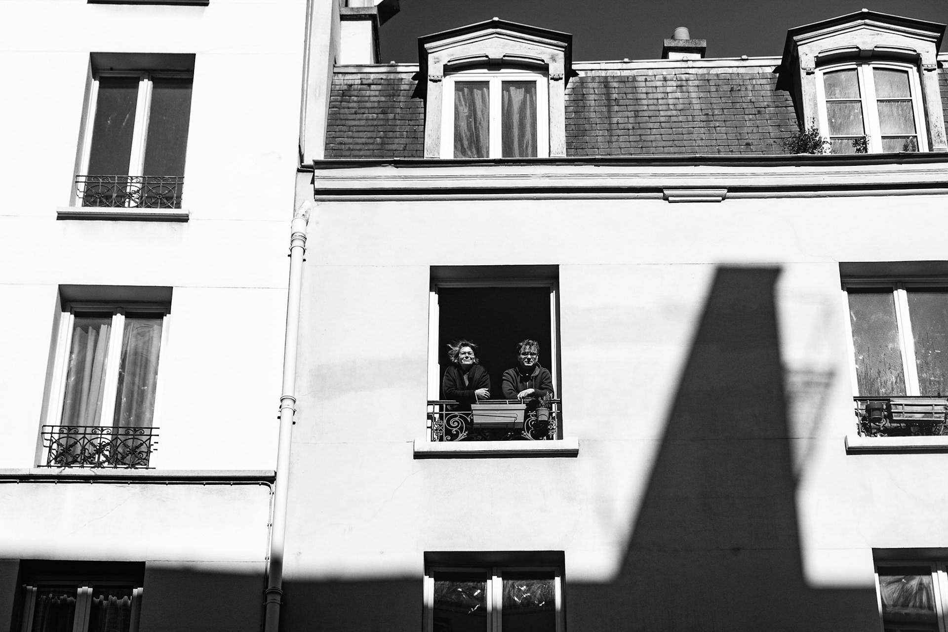 Lundi 23 Mars 2020. Ce matin je passe devant mon ancien appartement. A la fenêtre je vois mes amis Isabelle et Guillaume qui y vivent désormais. On se parle, eux à la fenêtre moi dans la rue. Ca me fait plaisir de les voir, d'échanger deux ou trois mots avec eux.