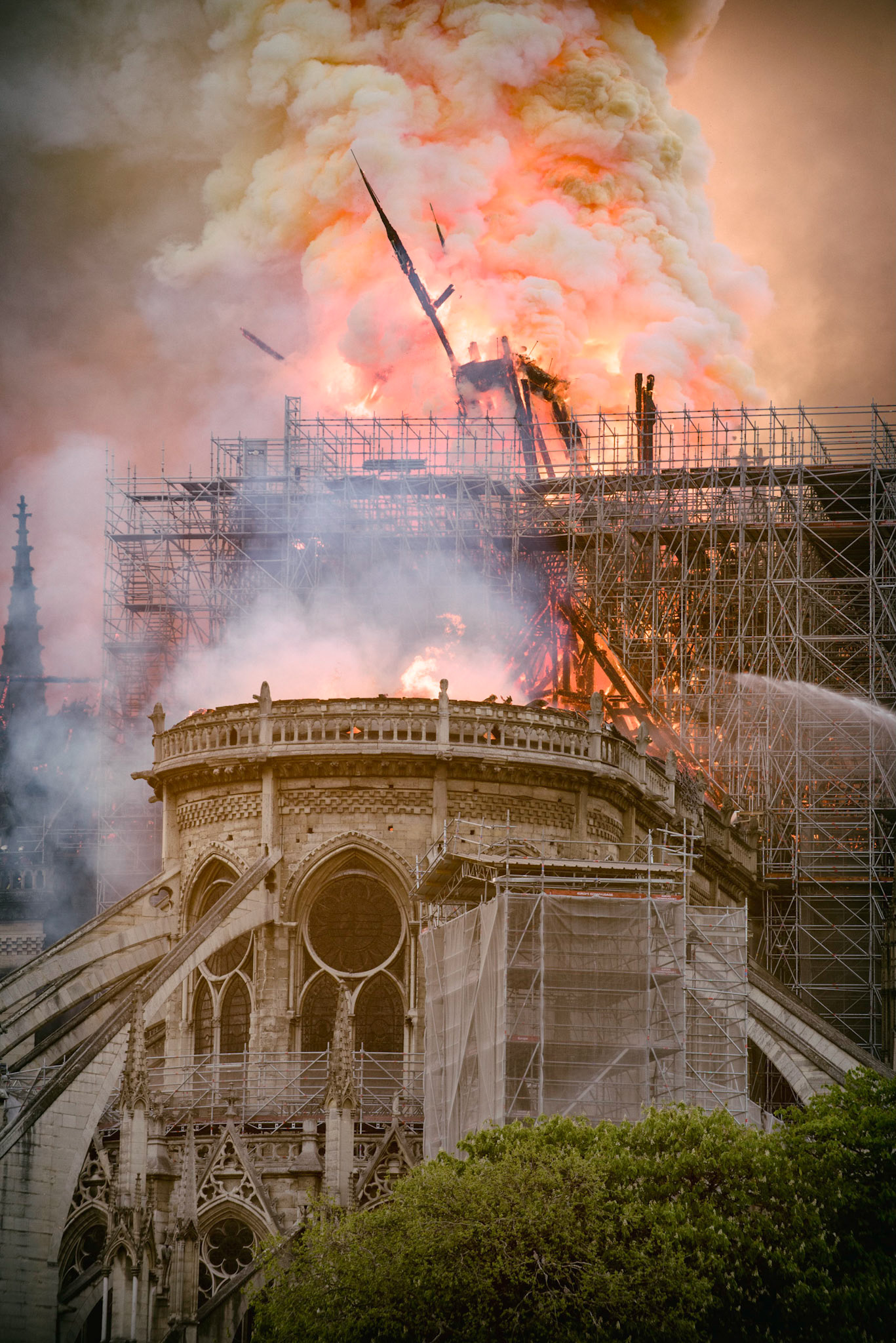 Incendie de la cathédrale Notre-Dame de Paris. Le feu a pris dans la toîture de l'édifice vers 18h50. 1 heure après le début de l'incendie la flèche s'effondrait. Les parisiens regardent stupéfait un symbole de leur ville partir en fumée. Paris, 15 avril 2019.