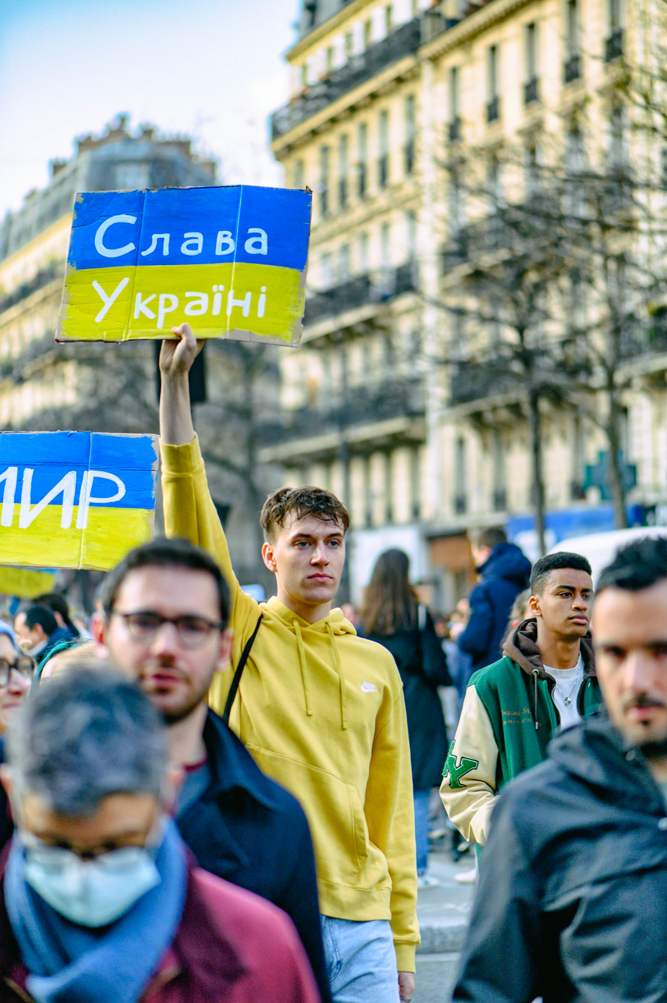 Plusieurs milliers de personnes se sont rassemblées samedi après-midi à Paris pour protester contre l'invasion de l'Ukraine par la Russie et dire "non à la guerre en Europe. Paris, 5 Mars 2022.