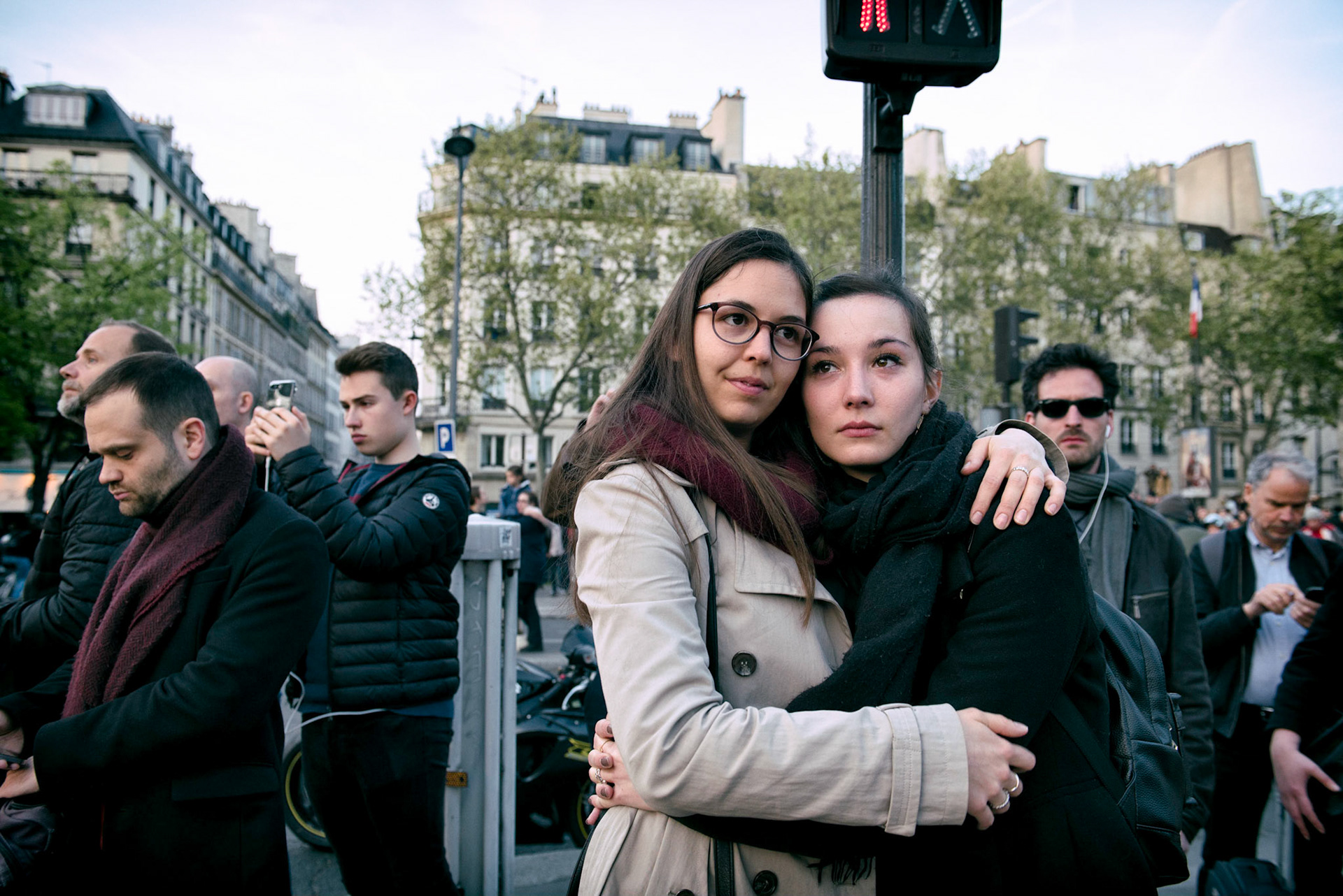 Incendie de la cathédrale Notre-Dame de Paris. Le feu a pris dans la toîture de l'édifice vers 18h50. 1 heure après le début de l'incendie la flèche s'effondrait. Les parisiens regardent stupéfait un symbole de leur ville partir en fumée. Paris, 15 avril 2019.