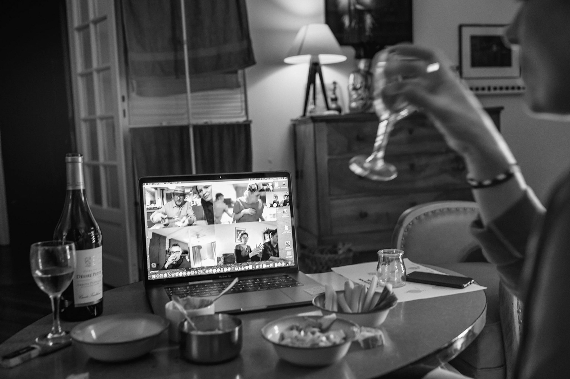 Vendredi 20 mars 2020. Le vendredi soir devient le moment du rendez-vous virtuel avec les copains. On peut se voir, se parler et boire ensemble...presque comme avant.